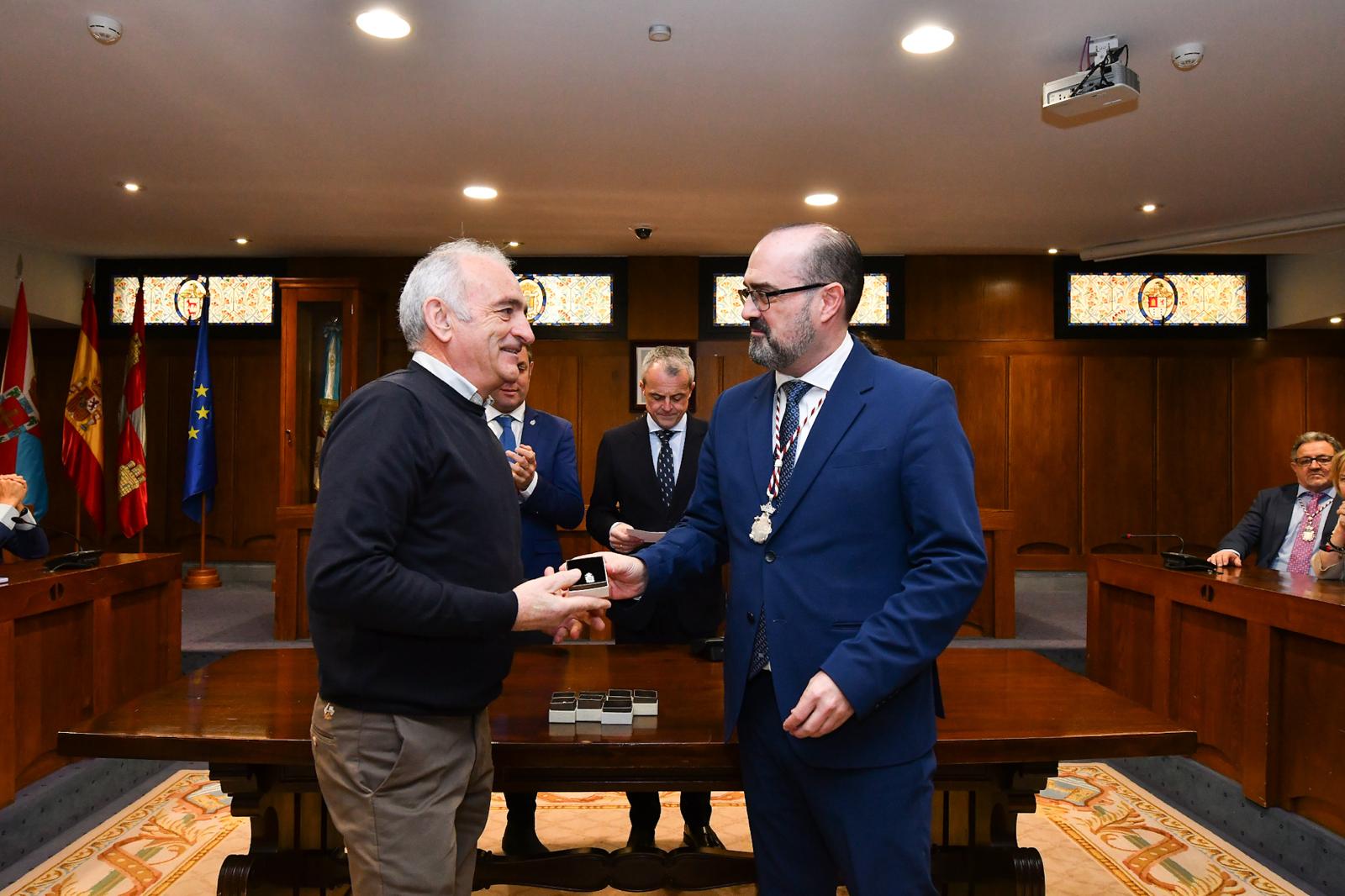 El Ayuntamiento de Ponferrada rinde homenaje a sus jubilados con motivo de Las Candelas 6