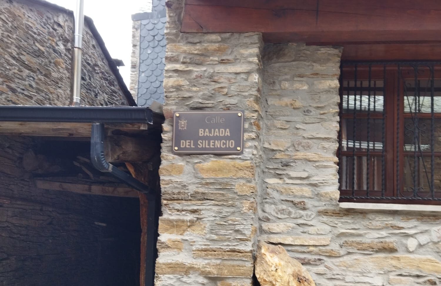 Ponferrada Instala placas identificativas en calles de Peñalba de Santiago más acordes al entorno 1