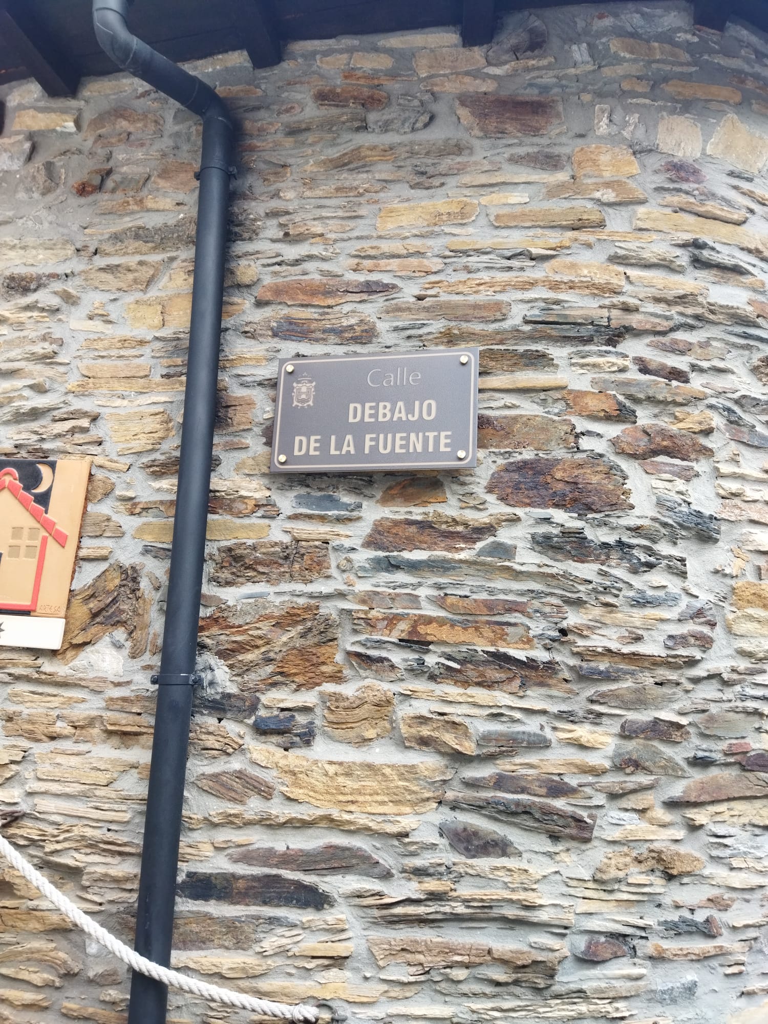 Ponferrada Instala placas identificativas en calles de Peñalba de Santiago más acordes al entorno 3