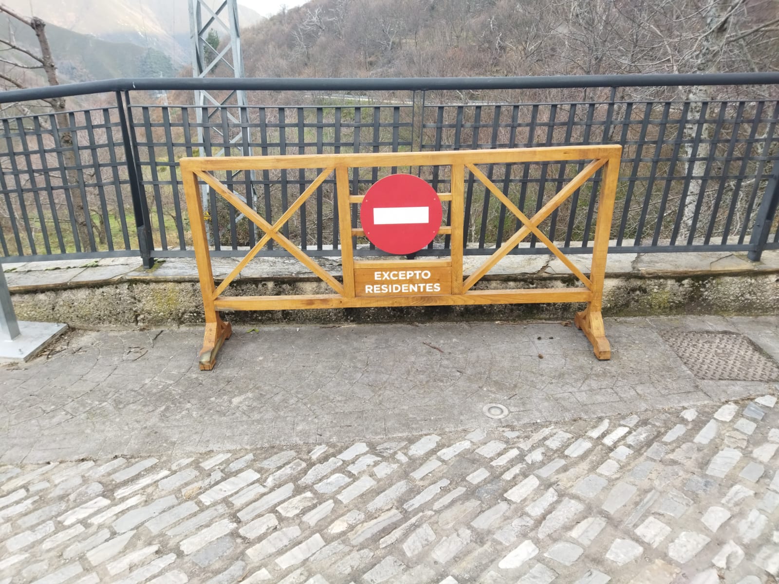 Ponferrada Instala placas identificativas en calles de Peñalba de Santiago más acordes al entorno 4