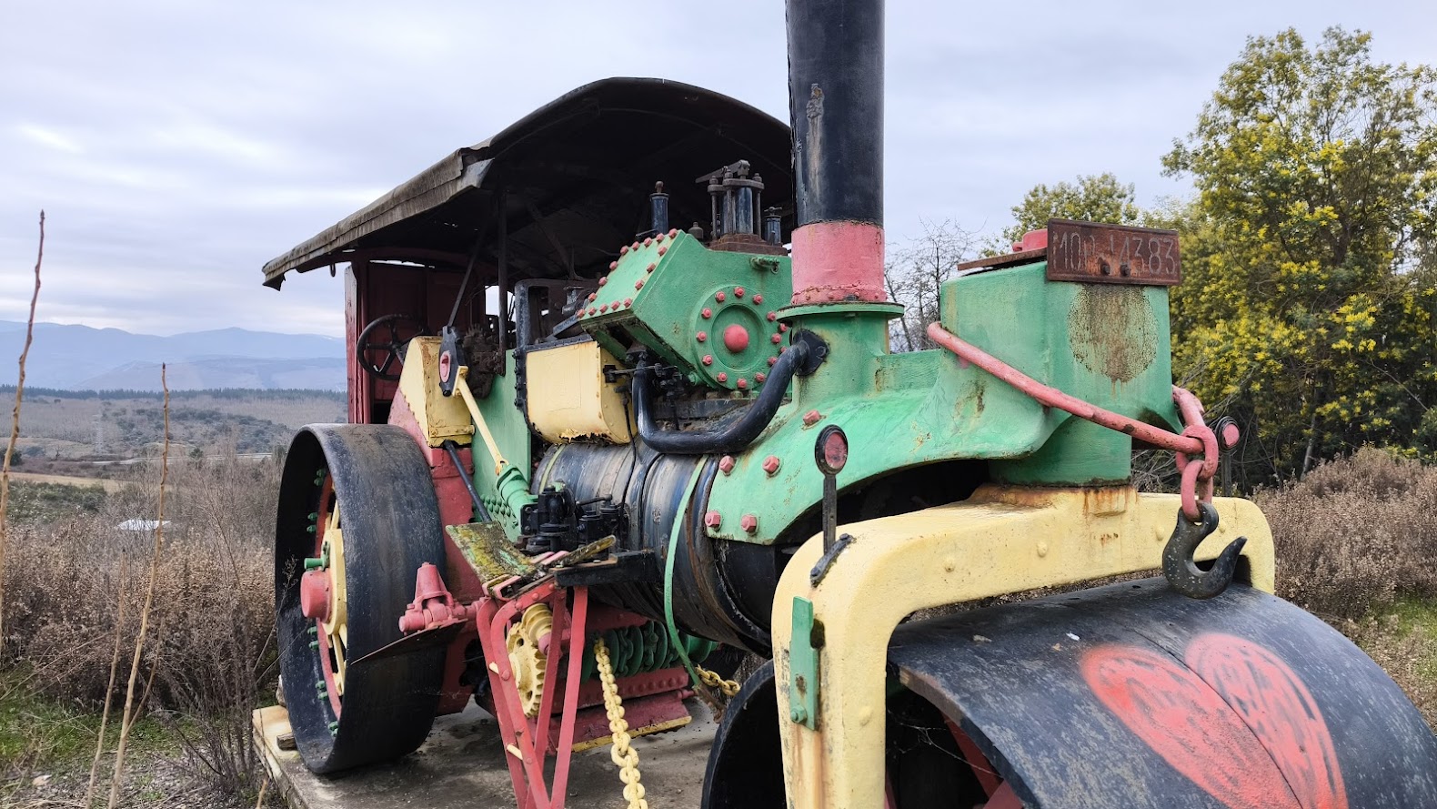 Un siglo de historia en hierro y vapor: La apisonadora que descansa en Montearenas 11