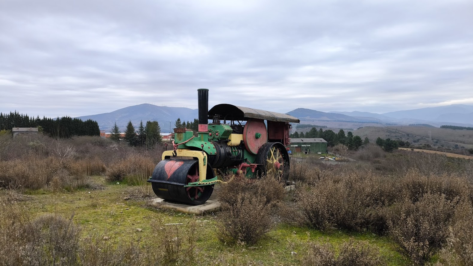 Un siglo de historia en hierro y vapor: La apisonadora que descansa en Montearenas 12