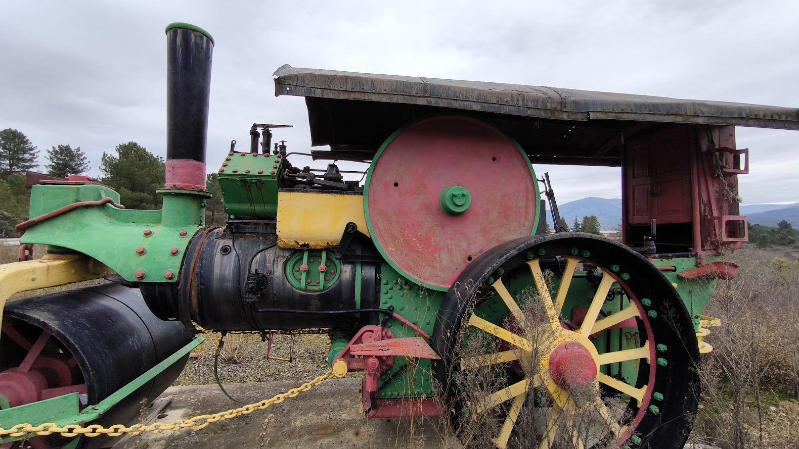 Un siglo de historia en hierro y vapor: La apisonadora que descansa en Montearenas 2