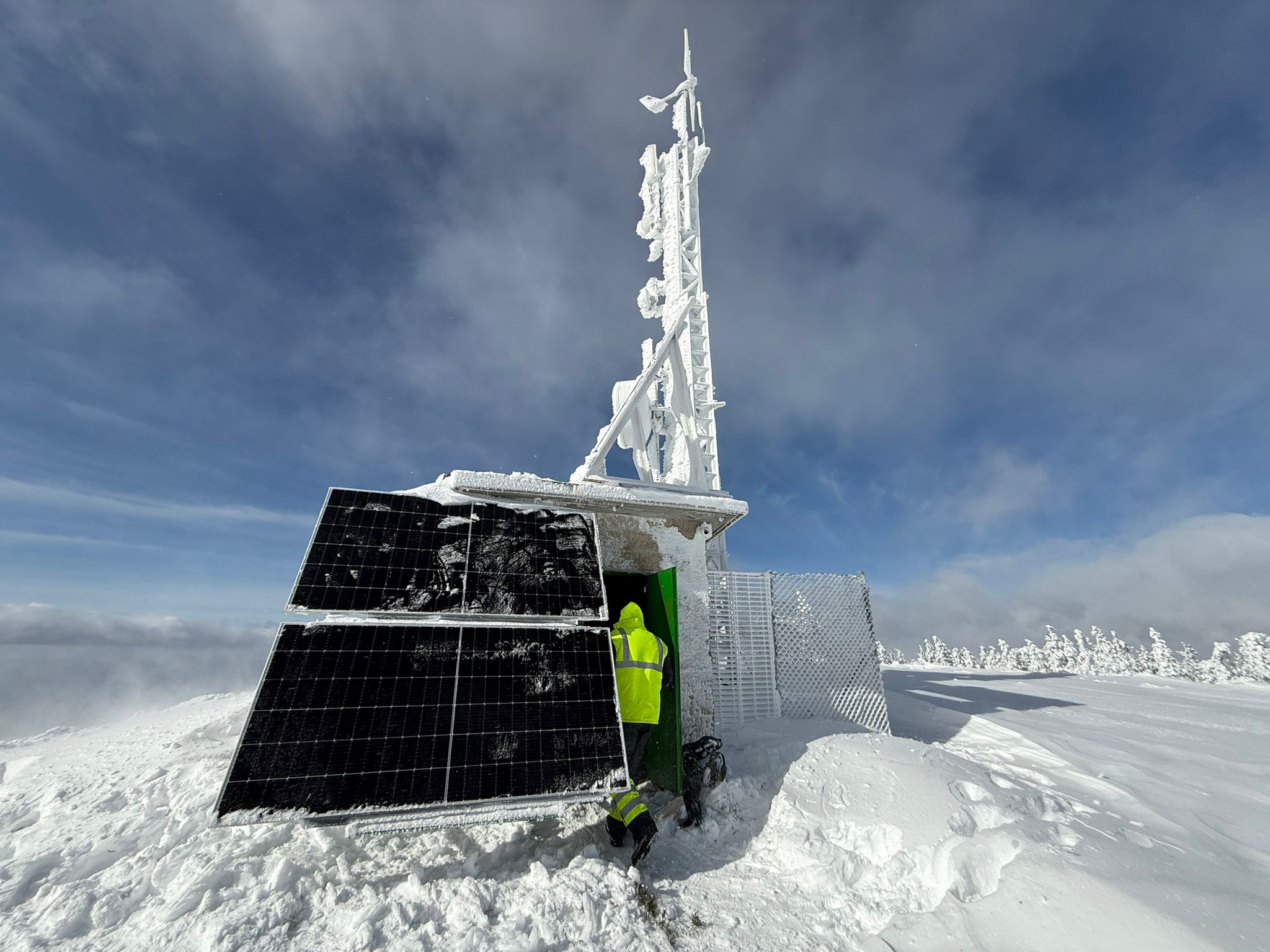 Las bellas imágenes que nos hacen llegar los técnicos de Redytel desde el pico de La Aquiana 18