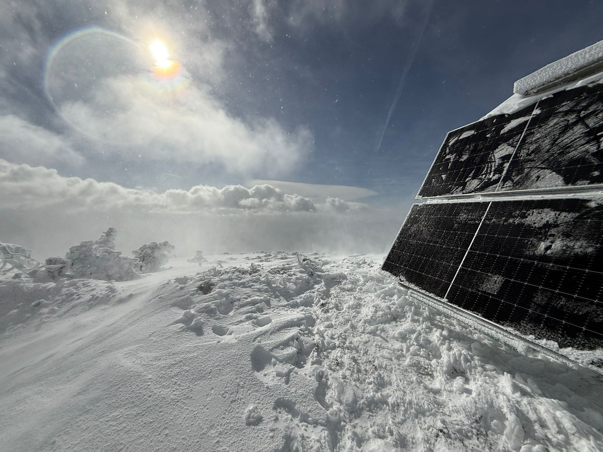 Las bellas imágenes que nos hacen llegar los técnicos de Redytel desde el pico de La Aquiana 19