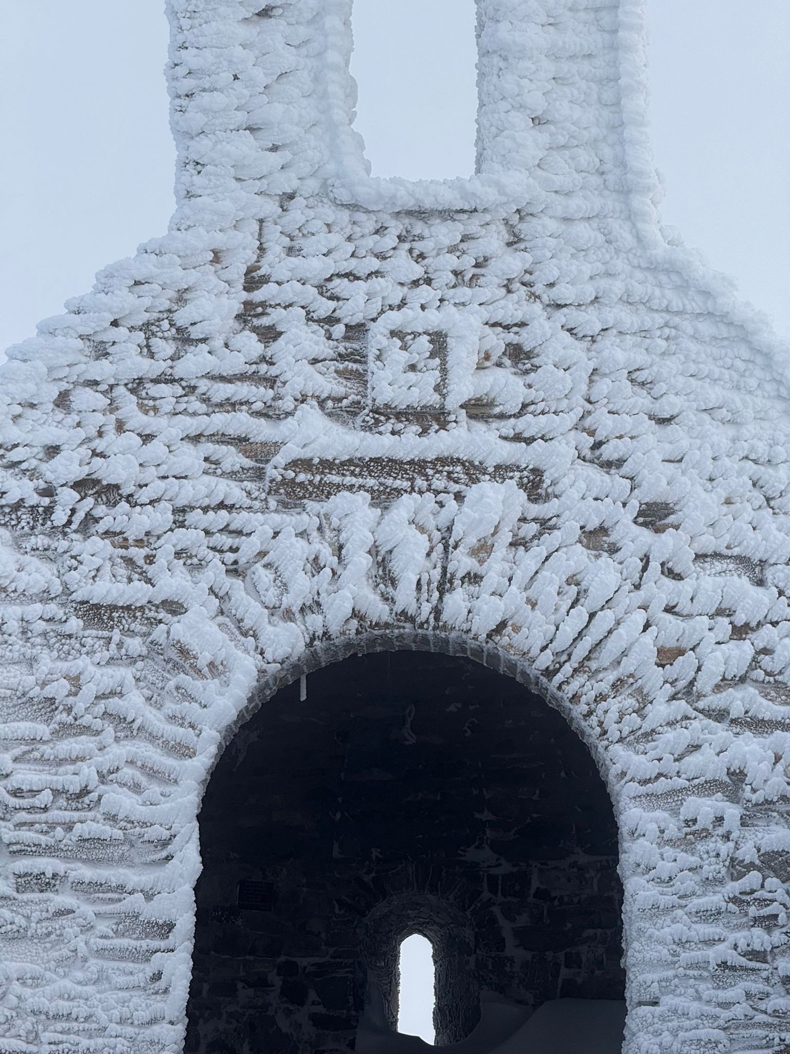 Las bellas imágenes que nos hacen llegar los técnicos de Redytel desde el pico de La Aquiana 16