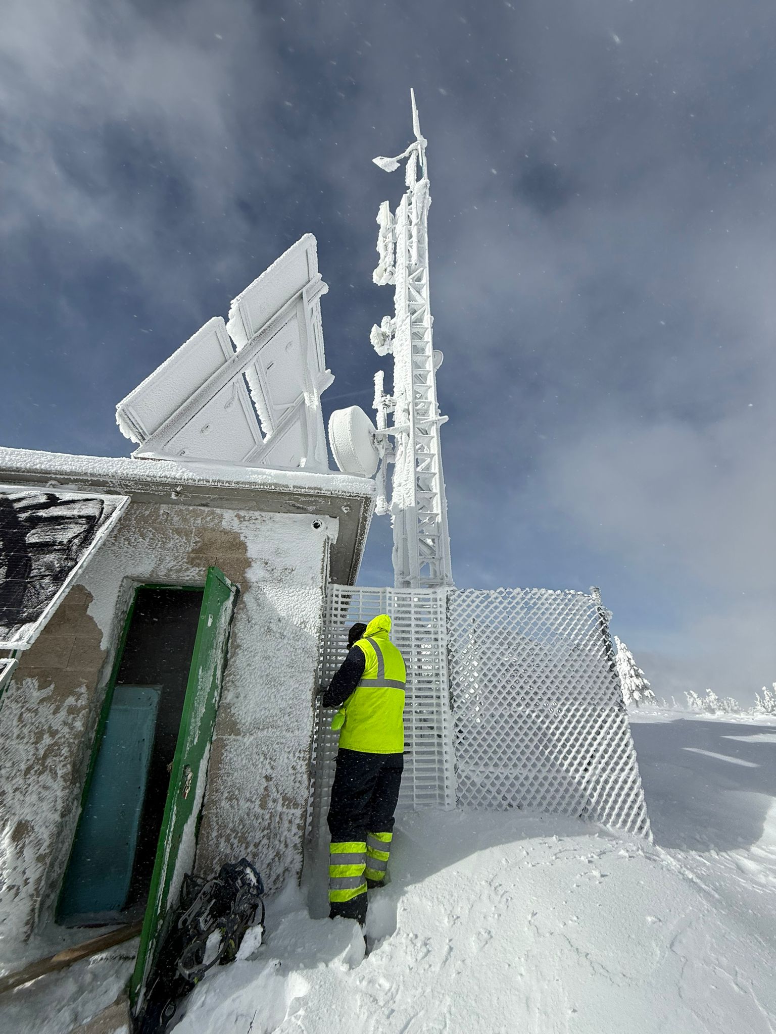 Las bellas imágenes que nos hacen llegar los técnicos de Redytel desde el pico de La Aquiana 20