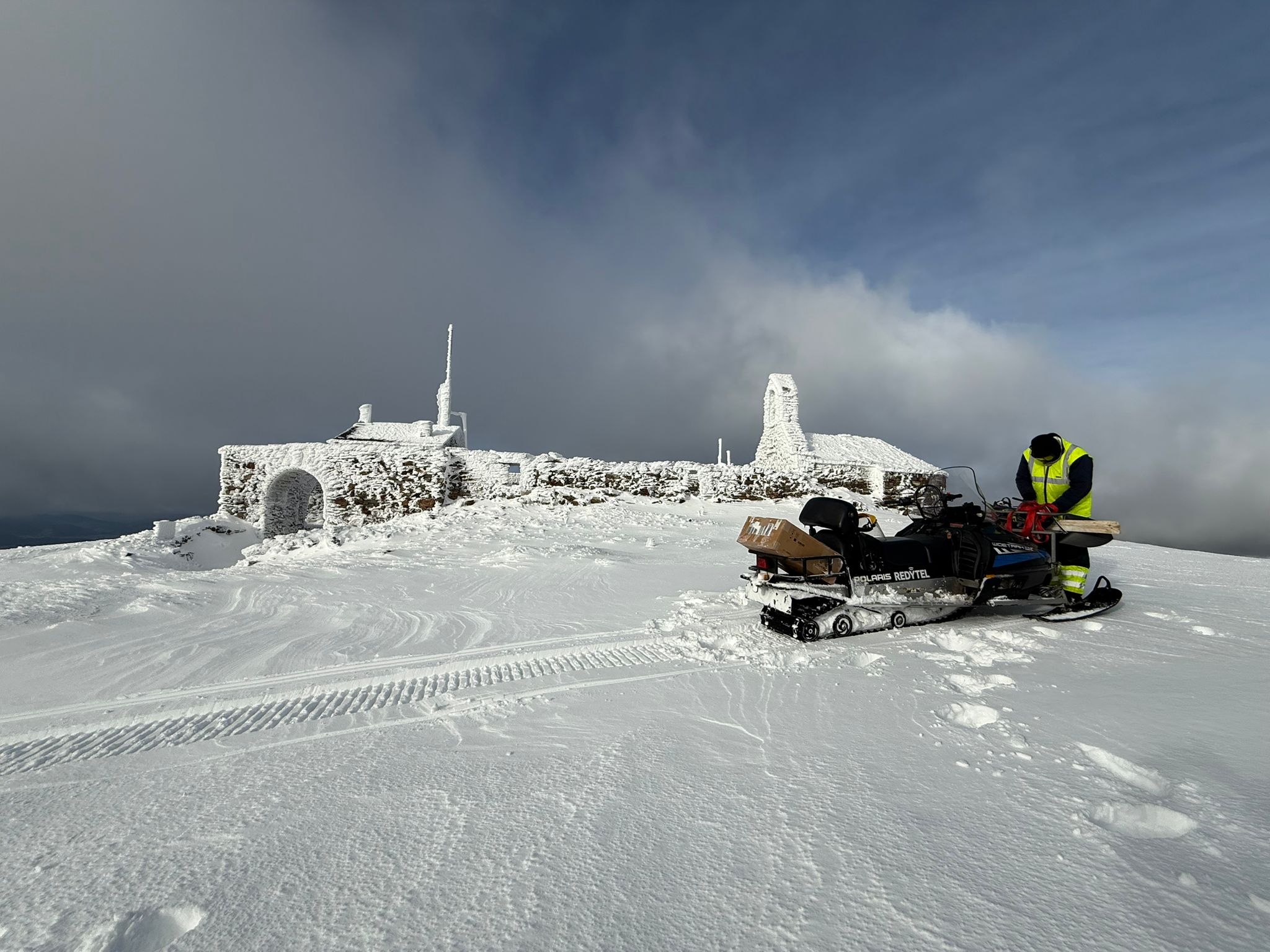 Las bellas imágenes que nos hacen llegar los técnicos de Redytel desde el pico de La Aquiana 9