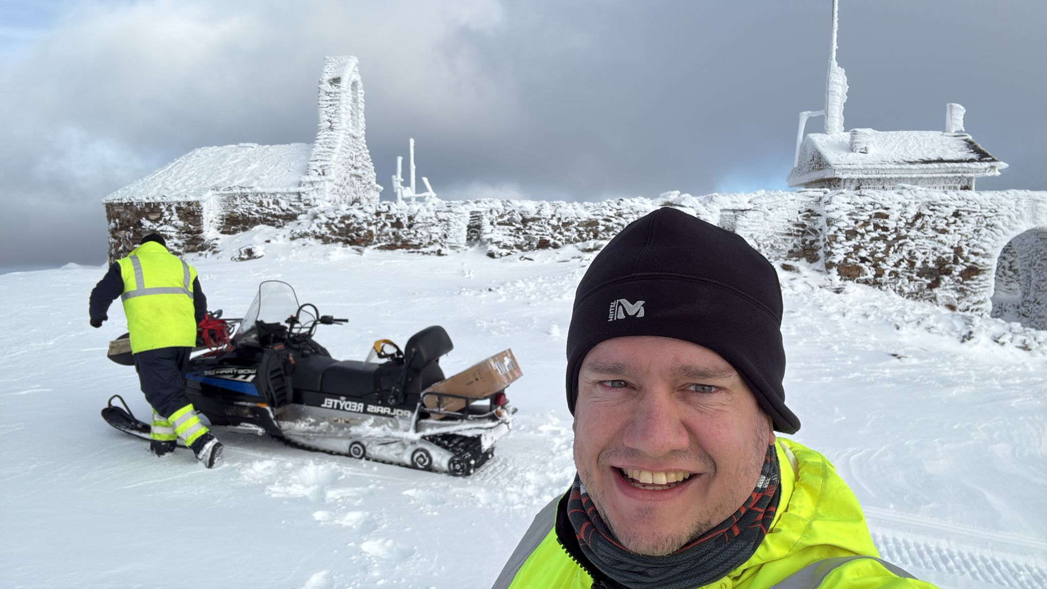 Las bellas imágenes que nos hacen llegar los técnicos de Redytel desde el pico de La Aquiana 10