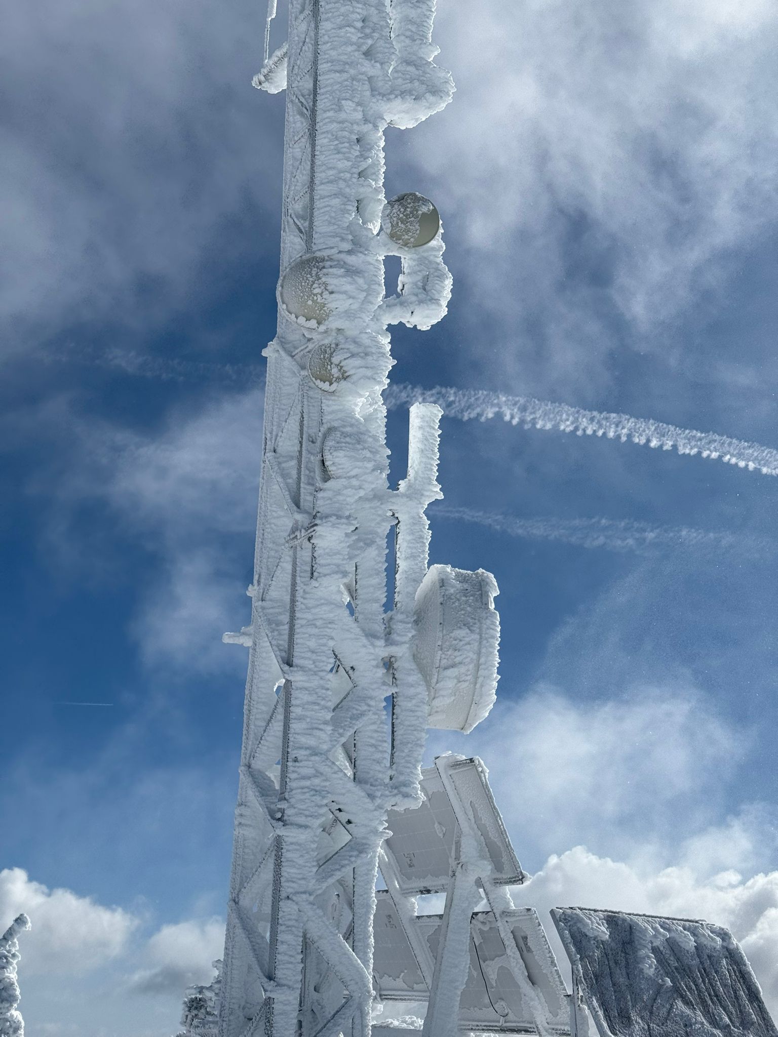 Las bellas imágenes que nos hacen llegar los técnicos de Redytel desde el pico de La Aquiana 3