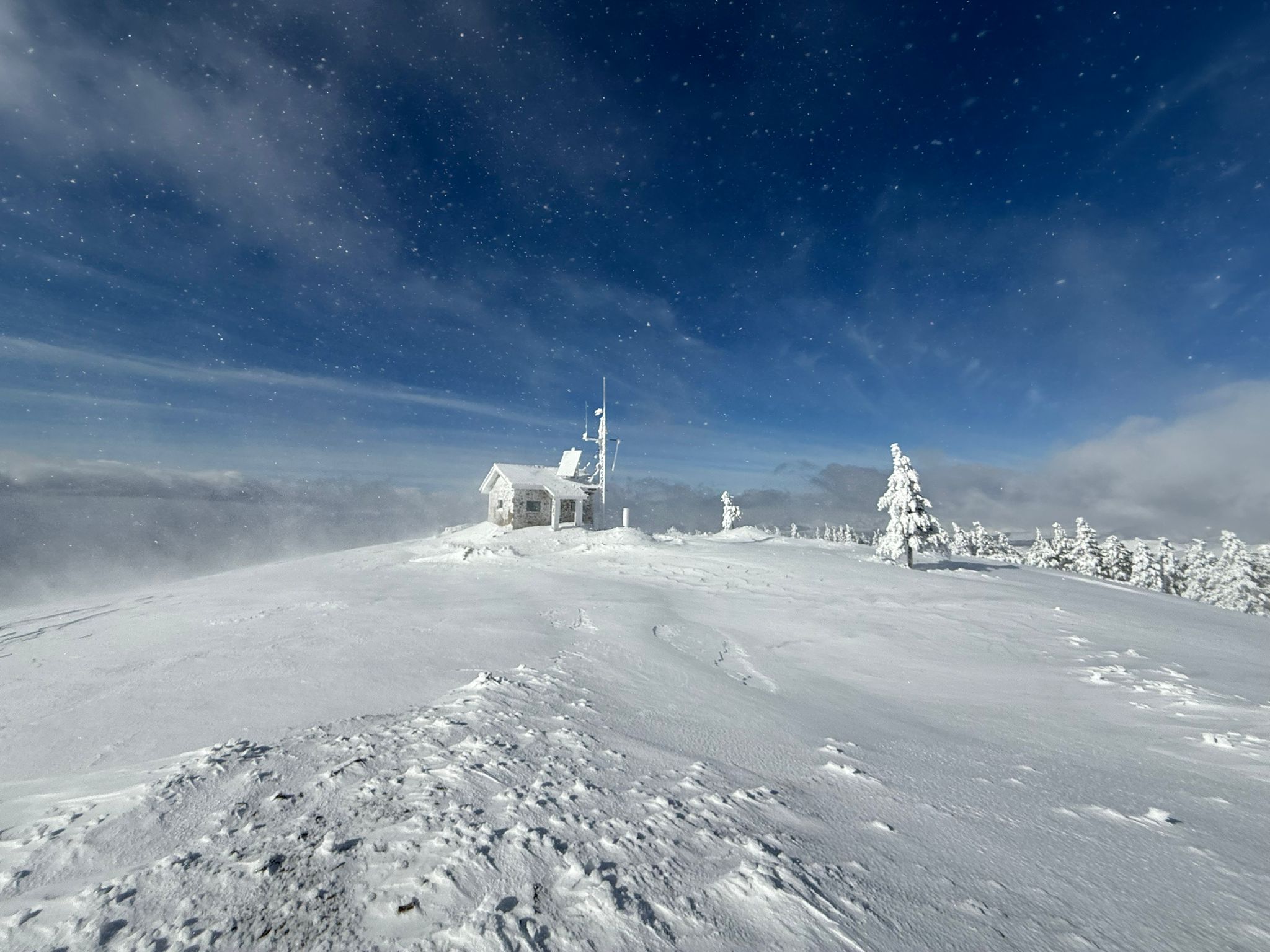 Las bellas imágenes que nos hacen llegar los técnicos de Redytel desde el pico de La Aquiana 2