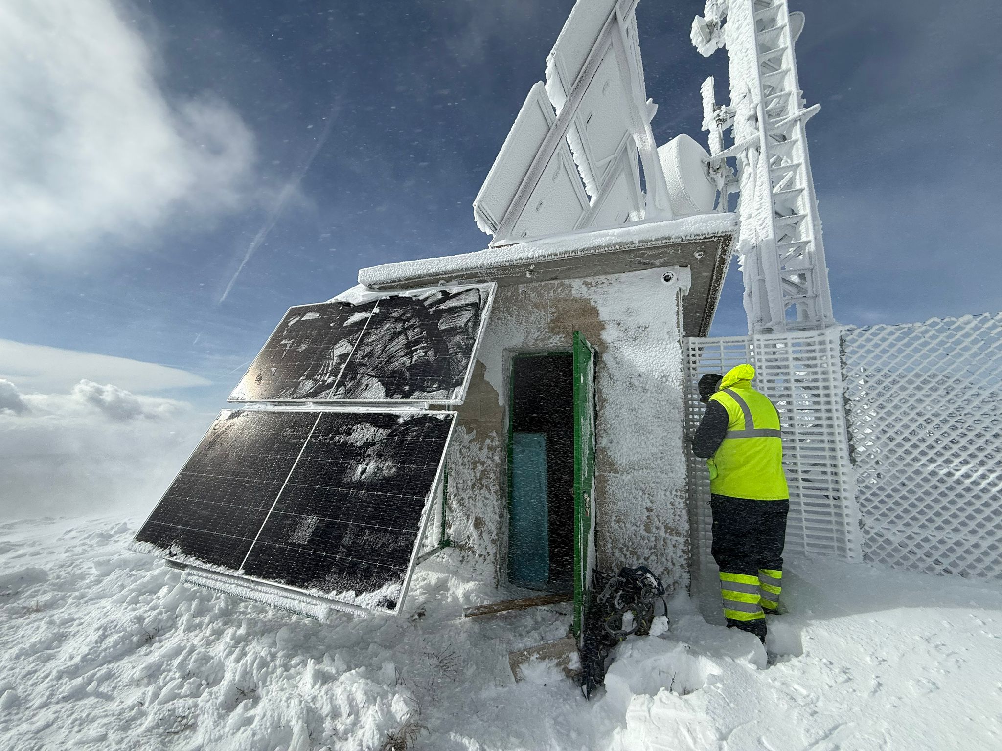 Las bellas imágenes que nos hacen llegar los técnicos de Redytel desde el pico de La Aquiana 21