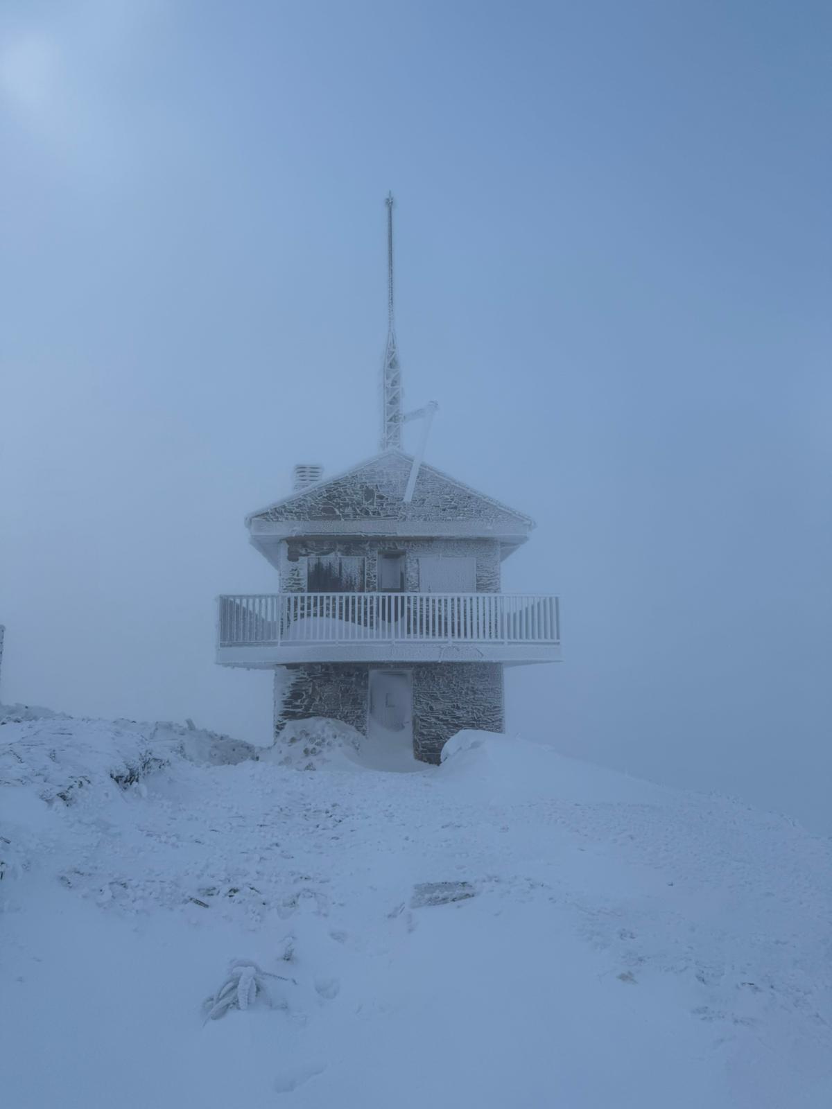 Las bellas imágenes que nos hacen llegar los técnicos de Redytel desde el pico de La Aquiana 23