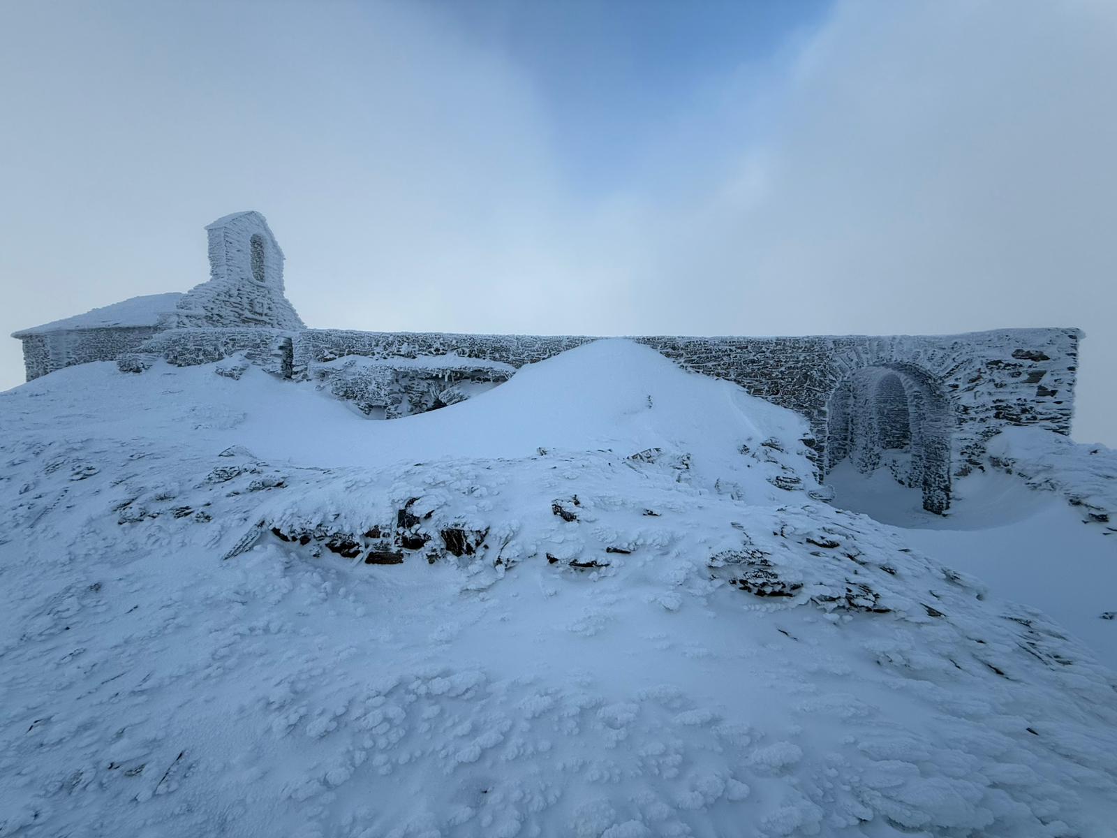 Las bellas imágenes que nos hacen llegar los técnicos de Redytel desde el pico de La Aquiana 12