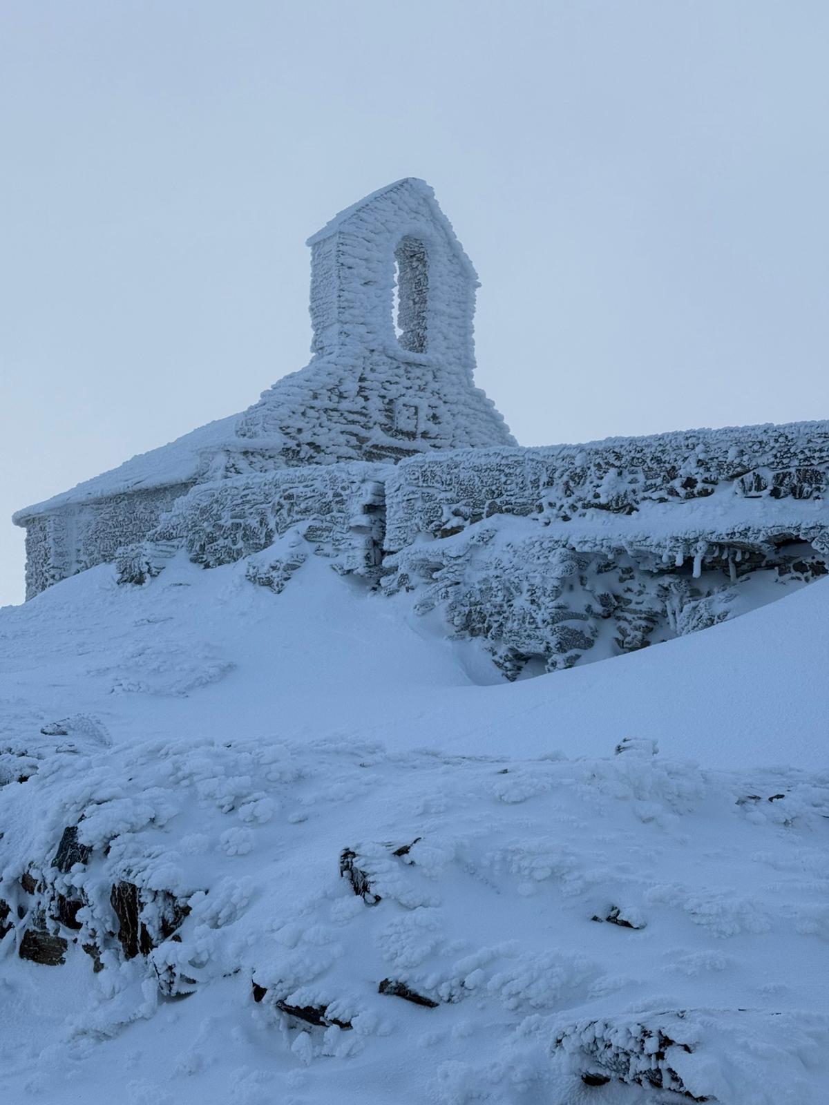 Las bellas imágenes que nos hacen llegar los técnicos de Redytel desde el pico de La Aquiana 13