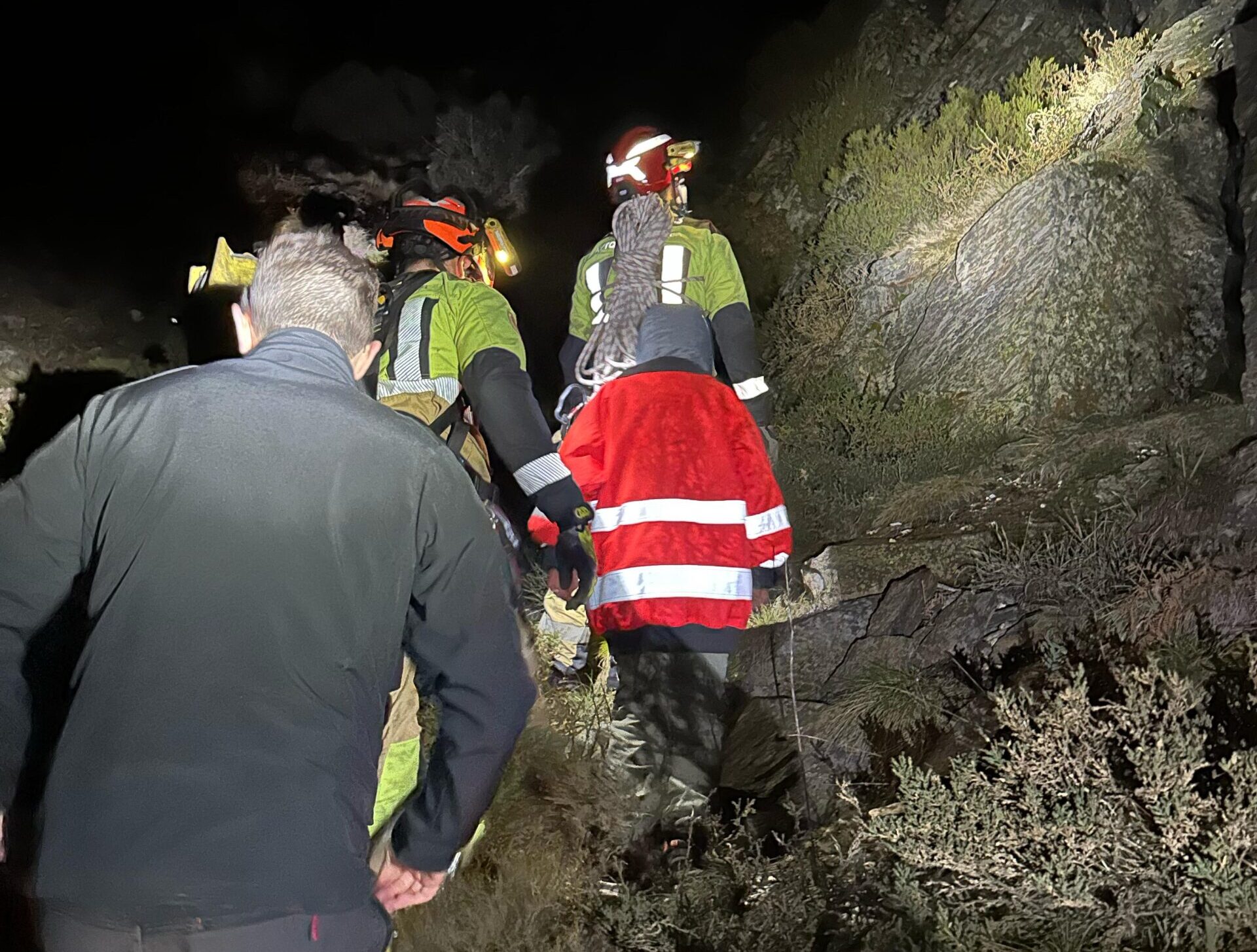 Rescate exitoso de un niño y su padre en una zona de difícil acceso cerca de las minas de wolfram en Ponferrada 1