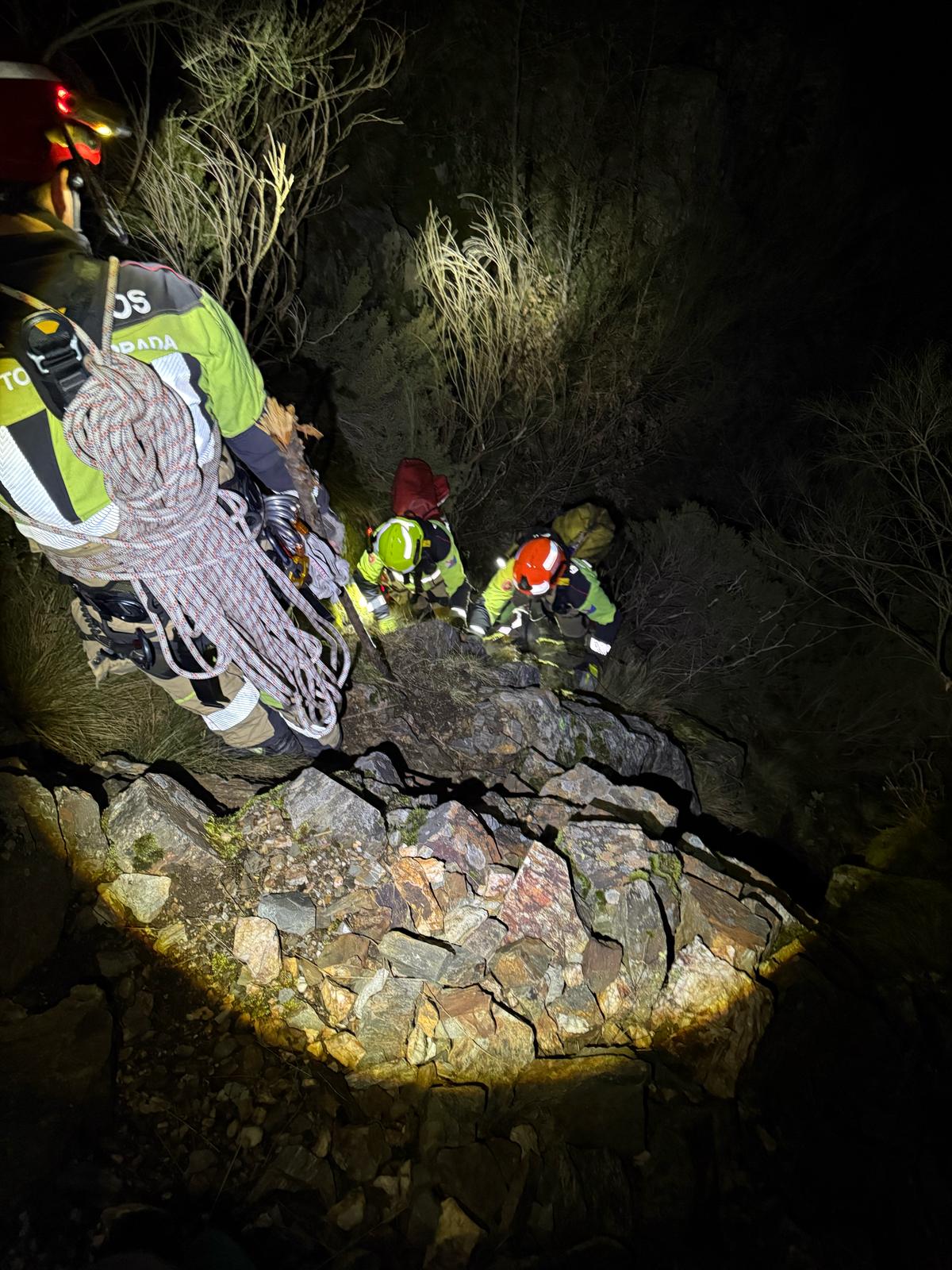 Rescate exitoso de un niño y su padre en una zona de difícil acceso cerca de las minas de wolfram en Ponferrada 2