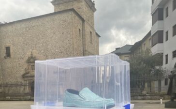 Un misterioso zapato azul en la Plaza de la Encina desata la curiosidad y el asombro de los viandantes 2