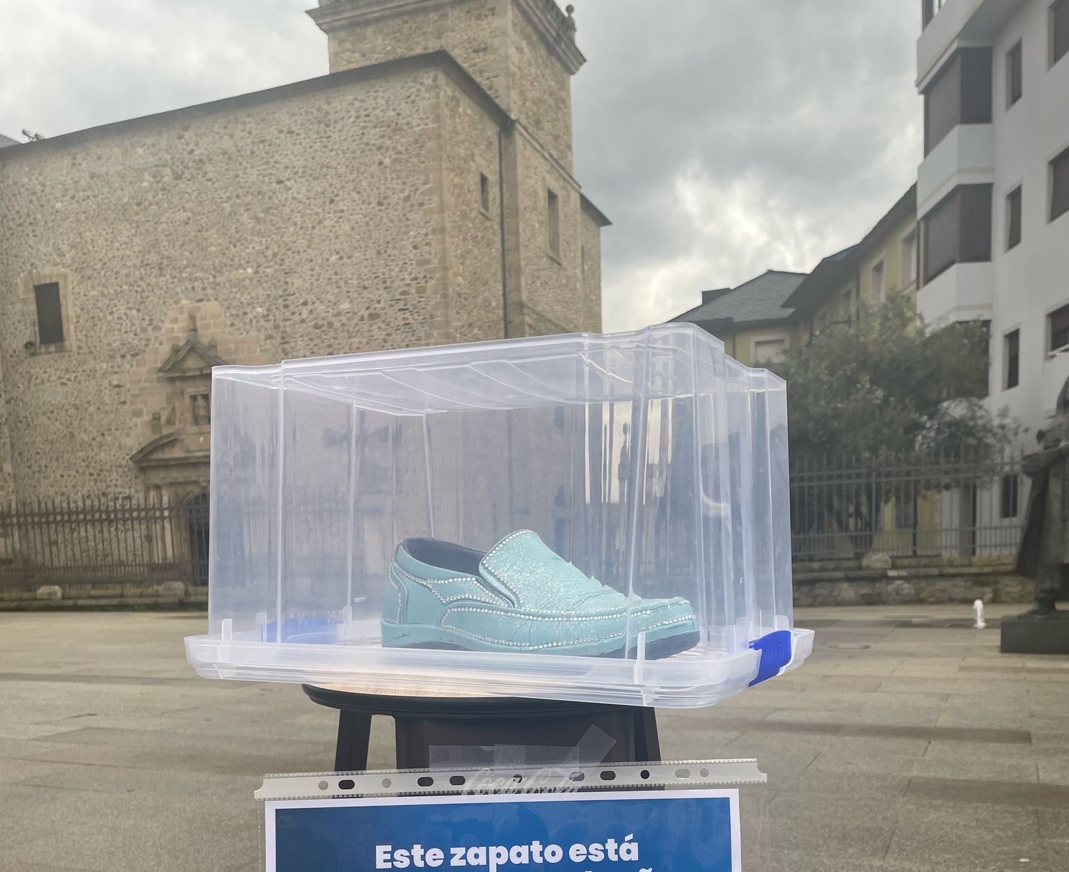 Un misterioso zapato azul en la Plaza de la Encina desata la curiosidad y el asombro de los viandantes 1