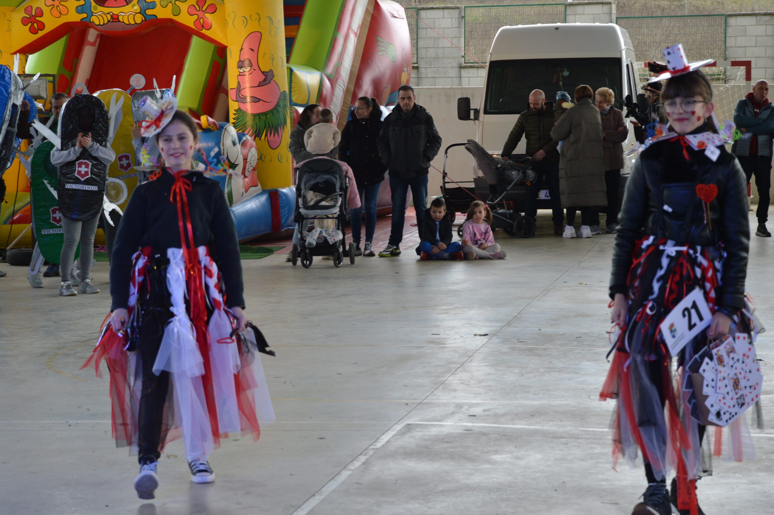 Carnaval 2025 en Cabañas Raras. Las ganas de disfrutar del desfile pueden con el frío 109