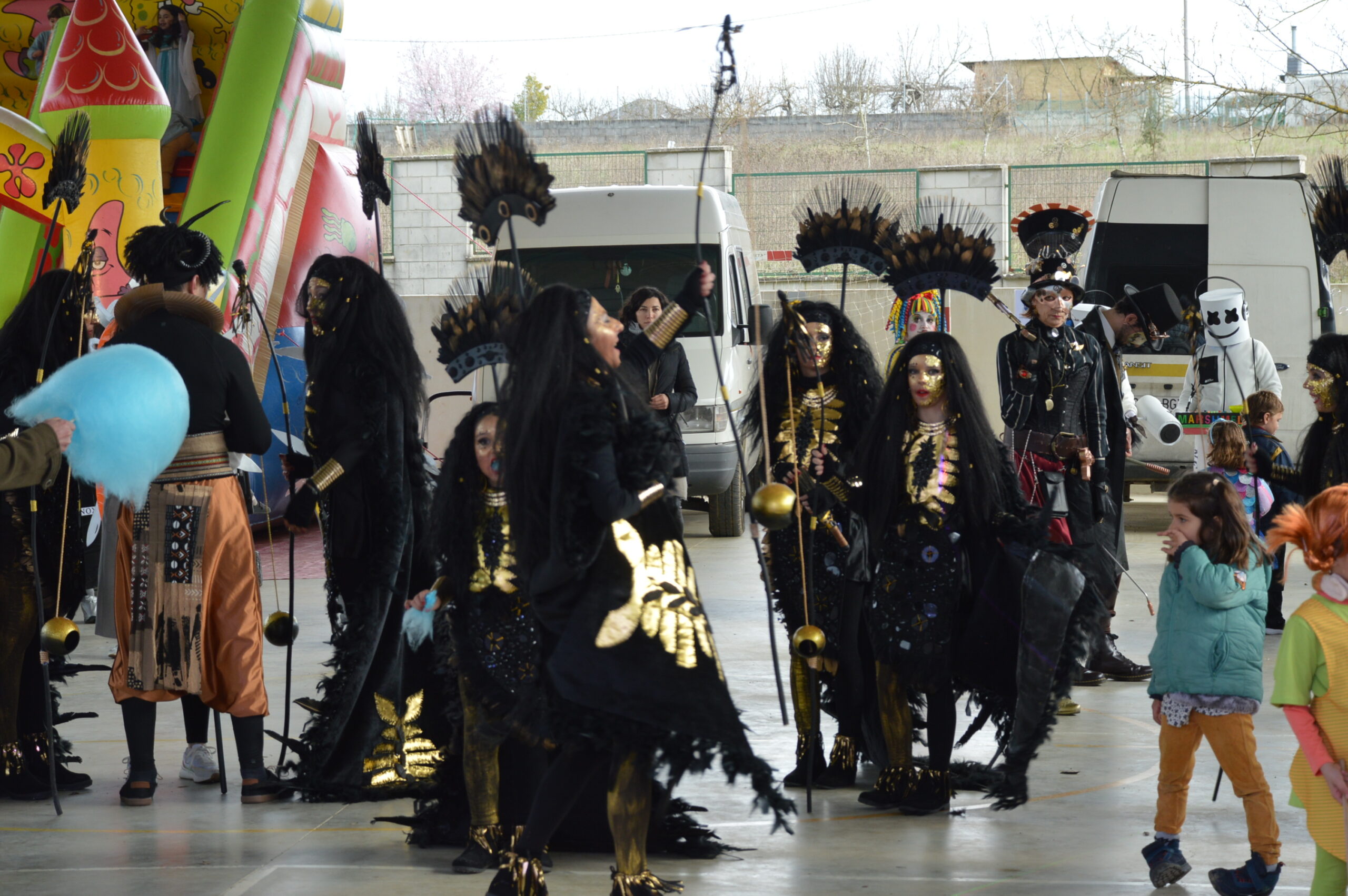 Carnaval 2025 en Cabañas Raras. Las ganas de disfrutar del desfile pueden con el frío 10