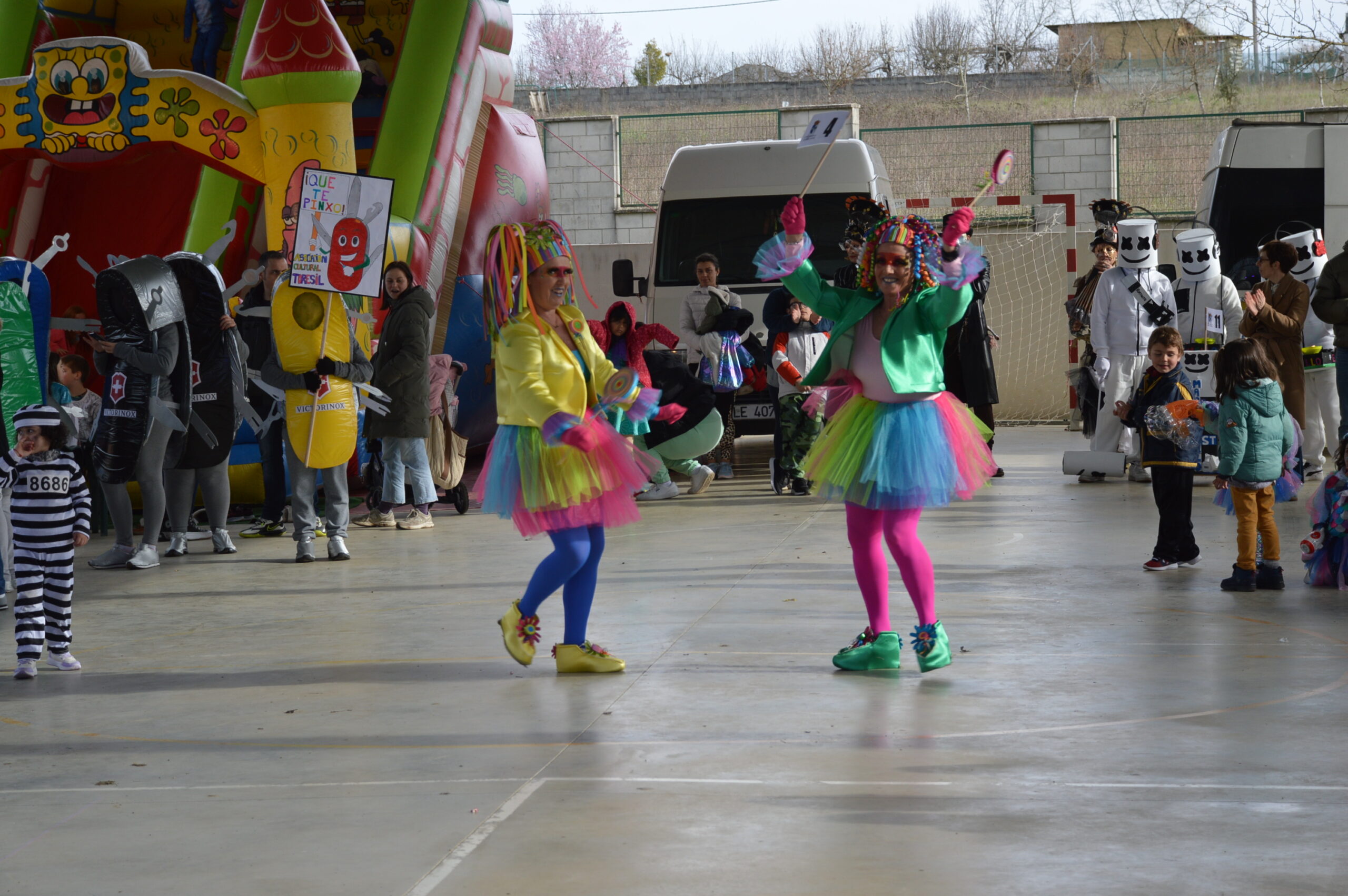 Carnaval 2025 en Cabañas Raras. Las ganas de disfrutar del desfile pueden con el frío 12