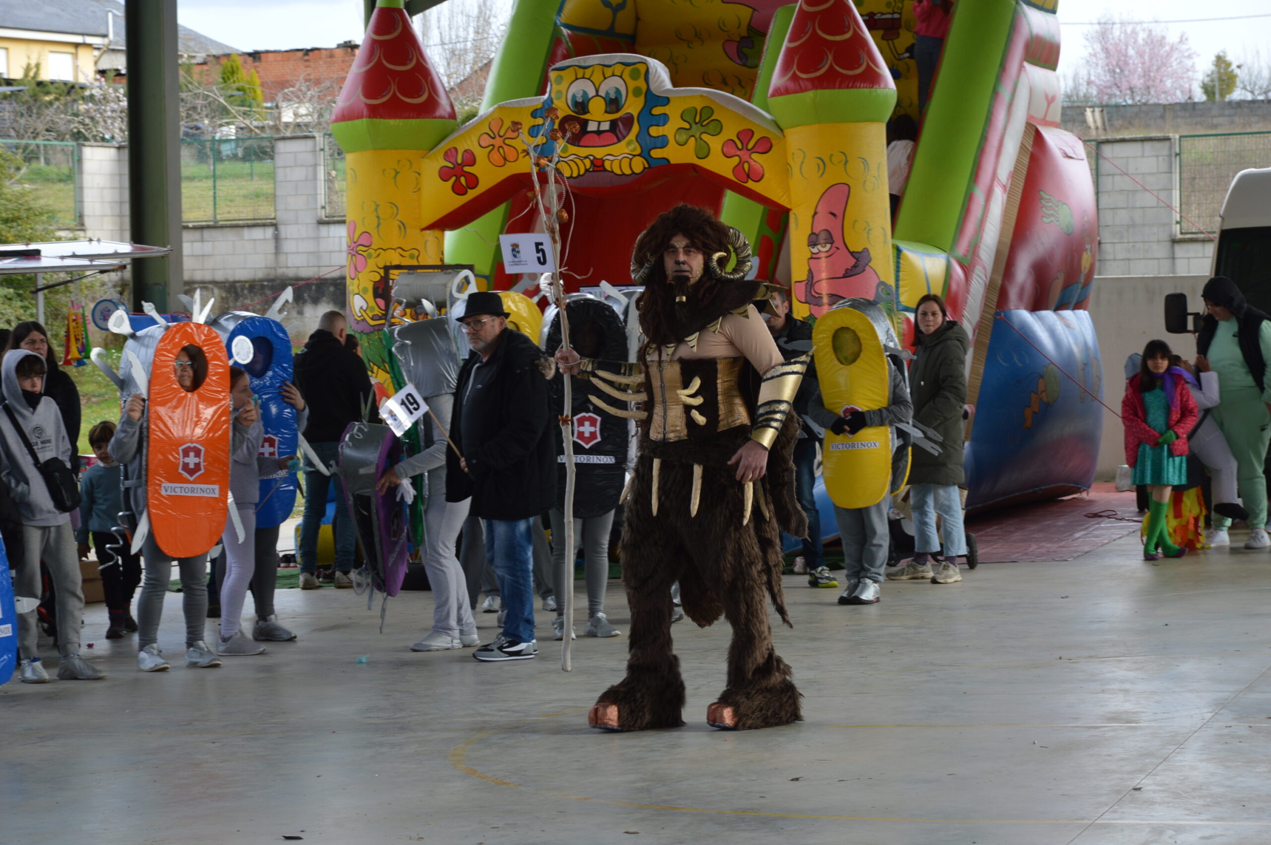 Carnaval 2025 en Cabañas Raras. Las ganas de disfrutar del desfile pueden con el frío 13