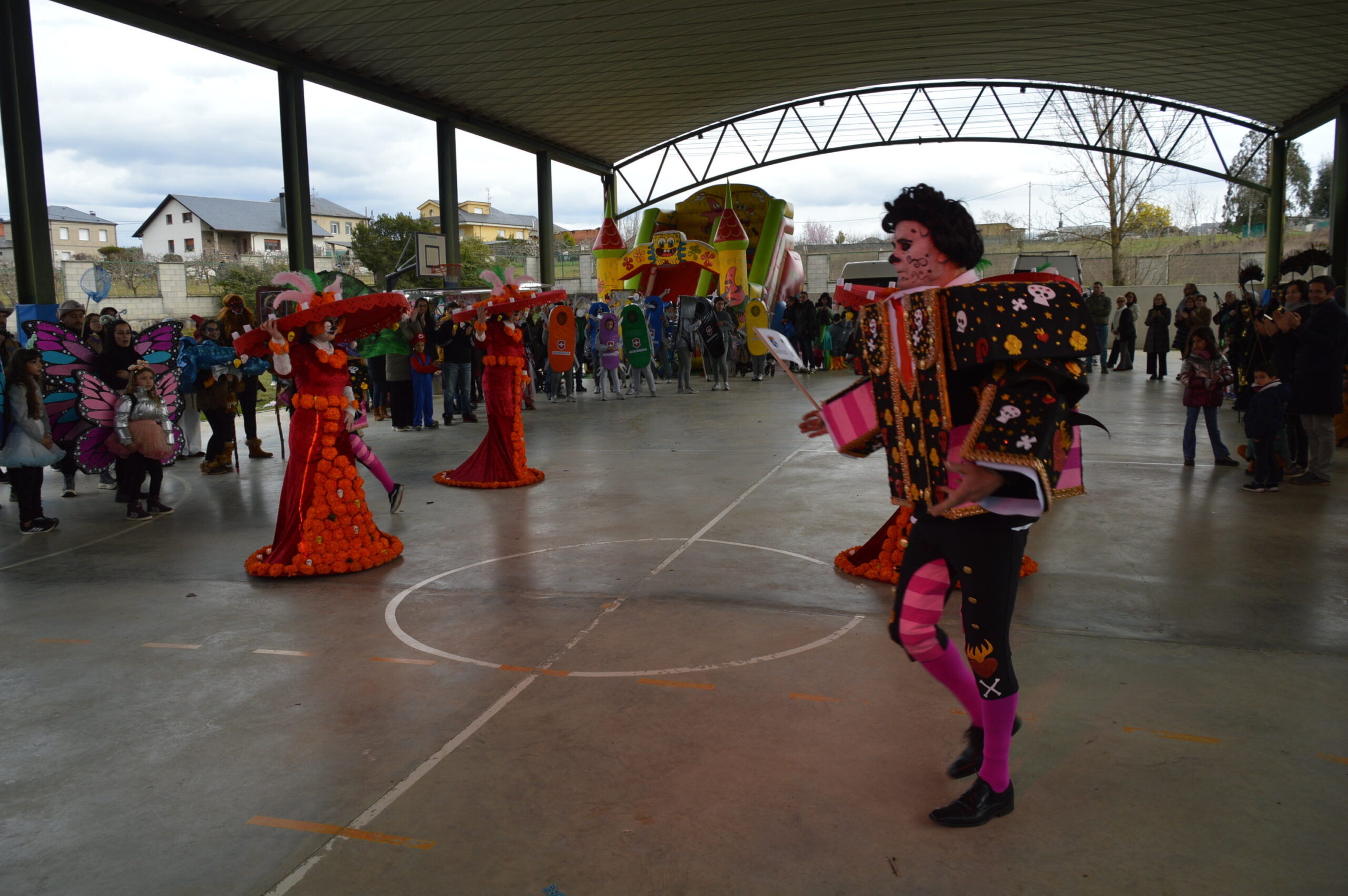 Carnaval 2025 en Cabañas Raras. Las ganas de disfrutar del desfile pueden con el frío 27