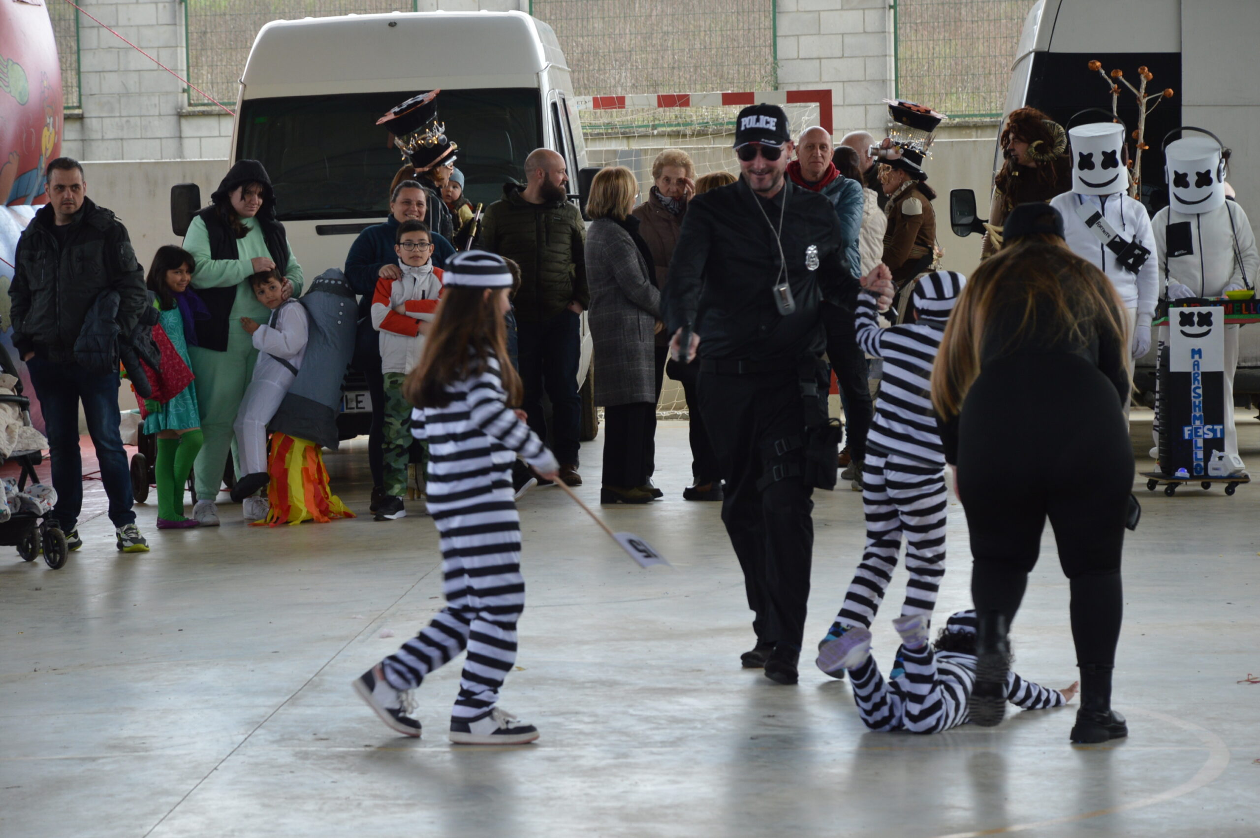 Carnaval 2025 en Cabañas Raras. Las ganas de disfrutar del desfile pueden con el frío 34