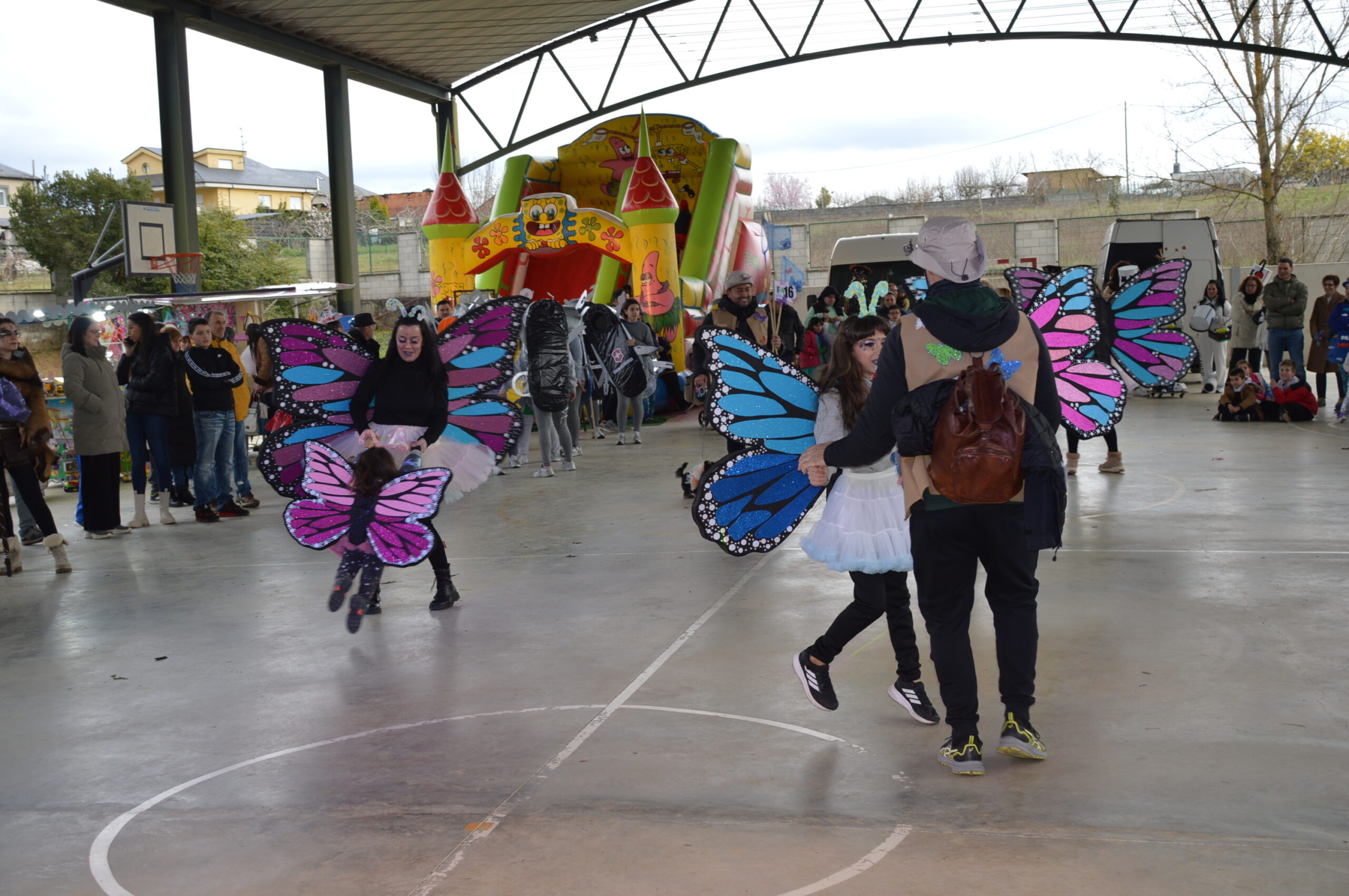 Carnaval 2025 en Cabañas Raras. Las ganas de disfrutar del desfile pueden con el frío 36