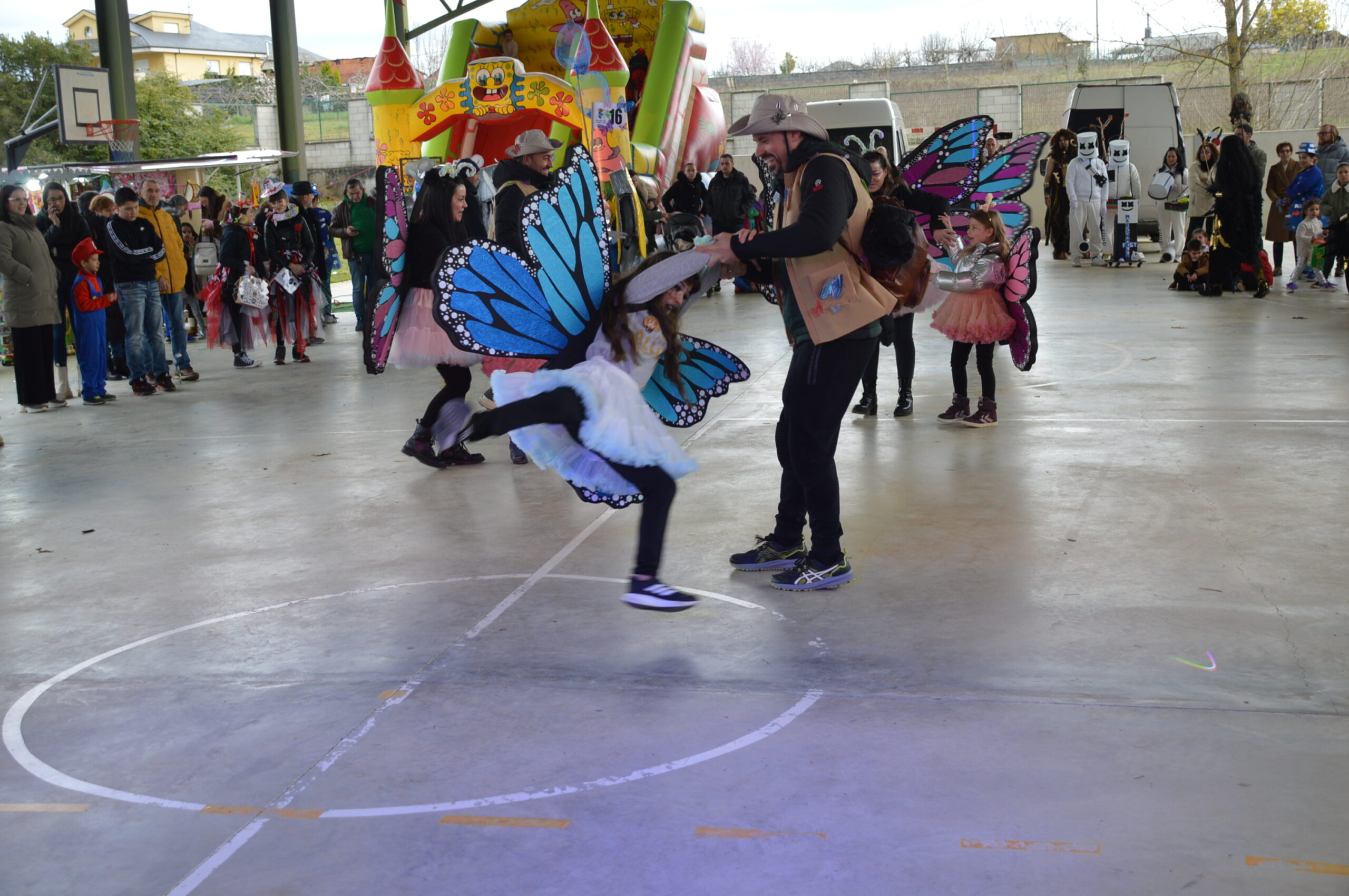 Carnaval 2025 en Cabañas Raras. Las ganas de disfrutar del desfile pueden con el frío 37