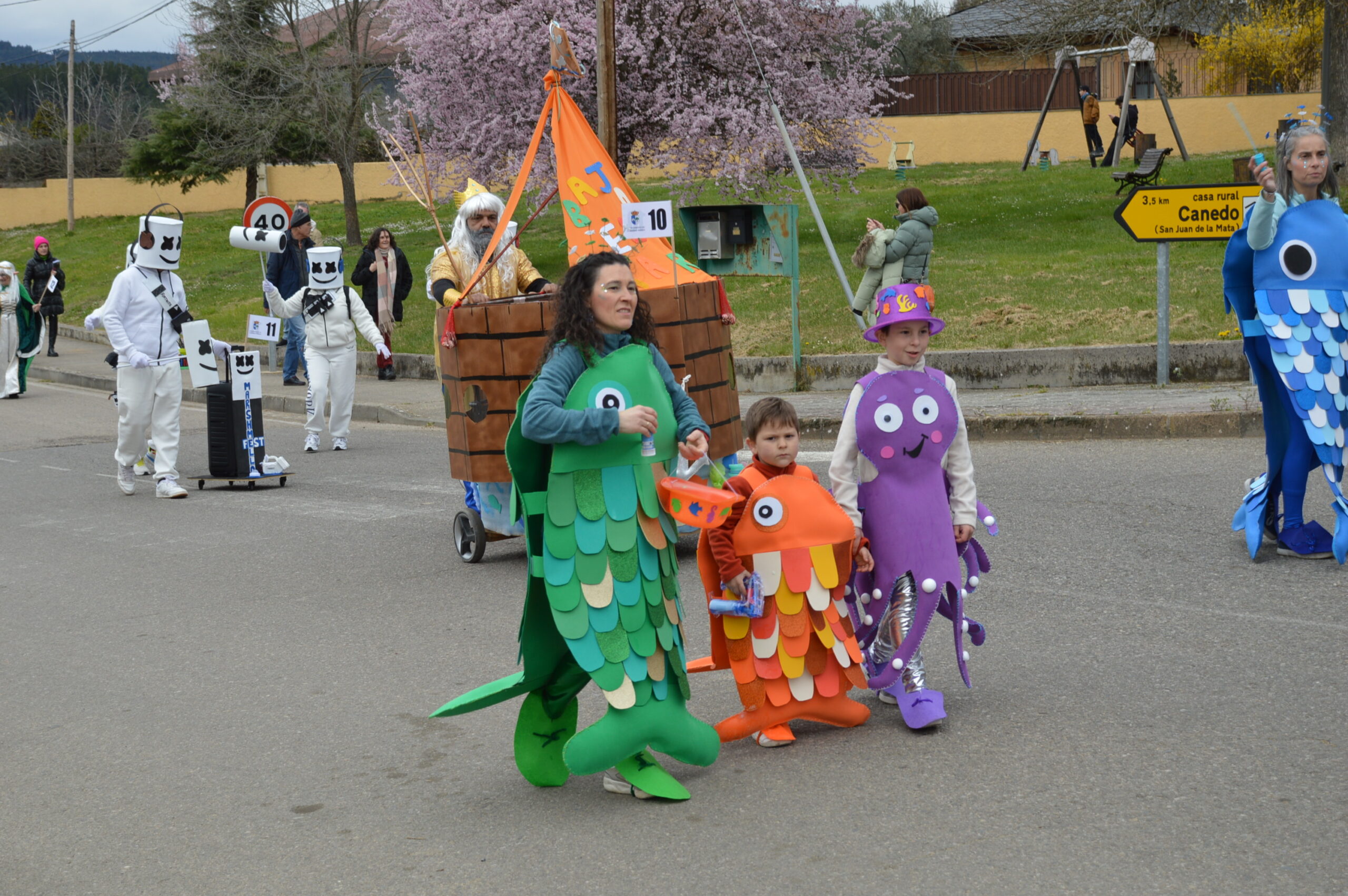 Carnaval 2025 en Cabañas Raras. Las ganas de disfrutar del desfile pueden con el frío 100