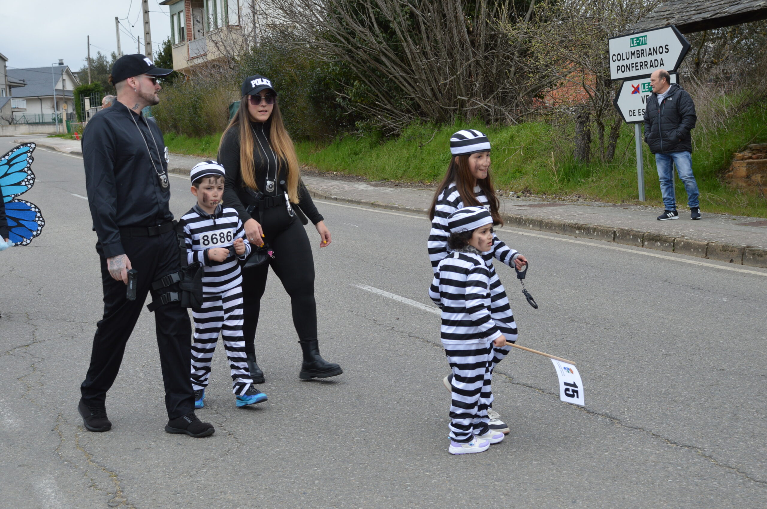 Carnaval 2025 en Cabañas Raras. Las ganas de disfrutar del desfile pueden con el frío 85