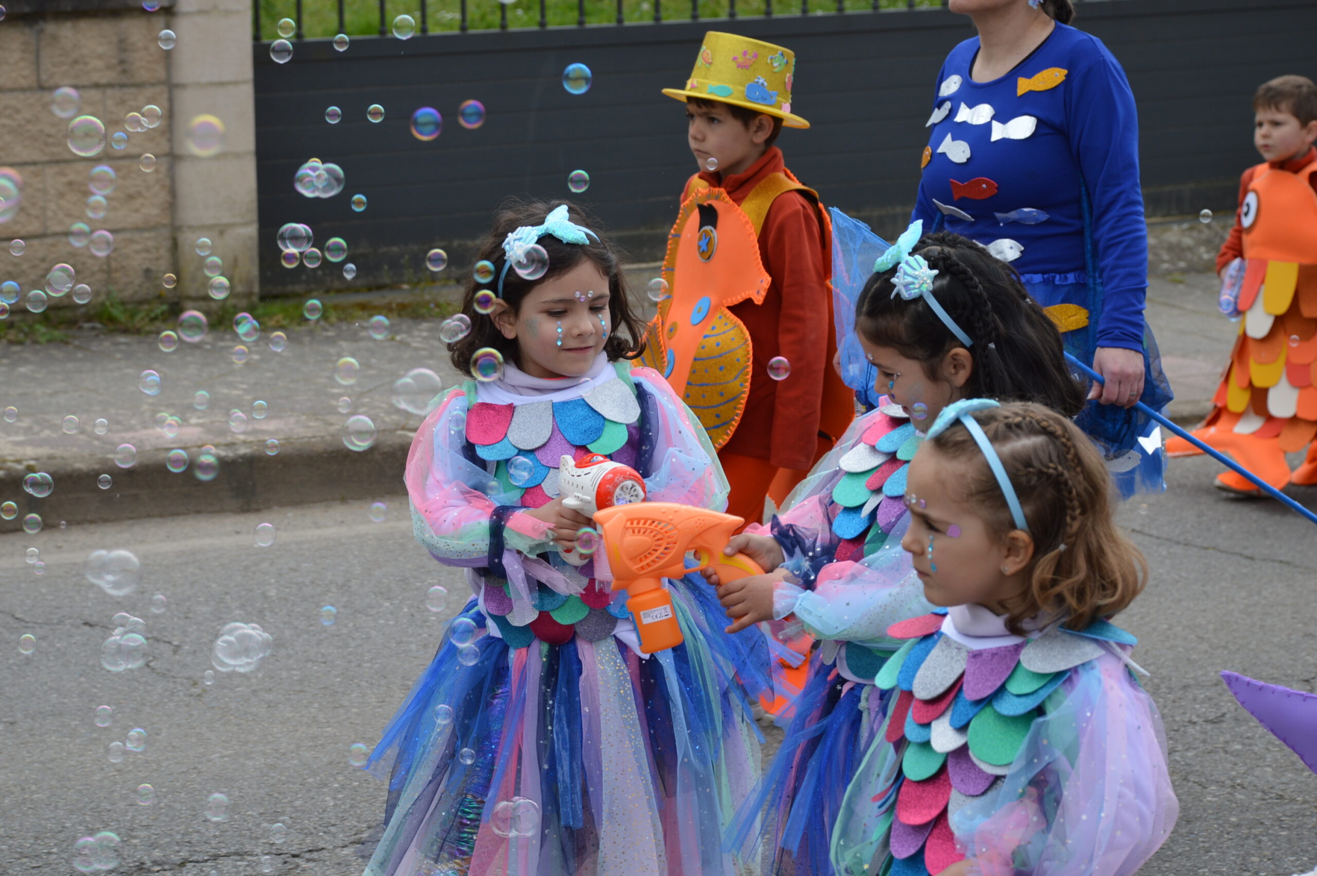 Carnaval 2025 en Cabañas Raras. Las ganas de disfrutar del desfile pueden con el frío 49