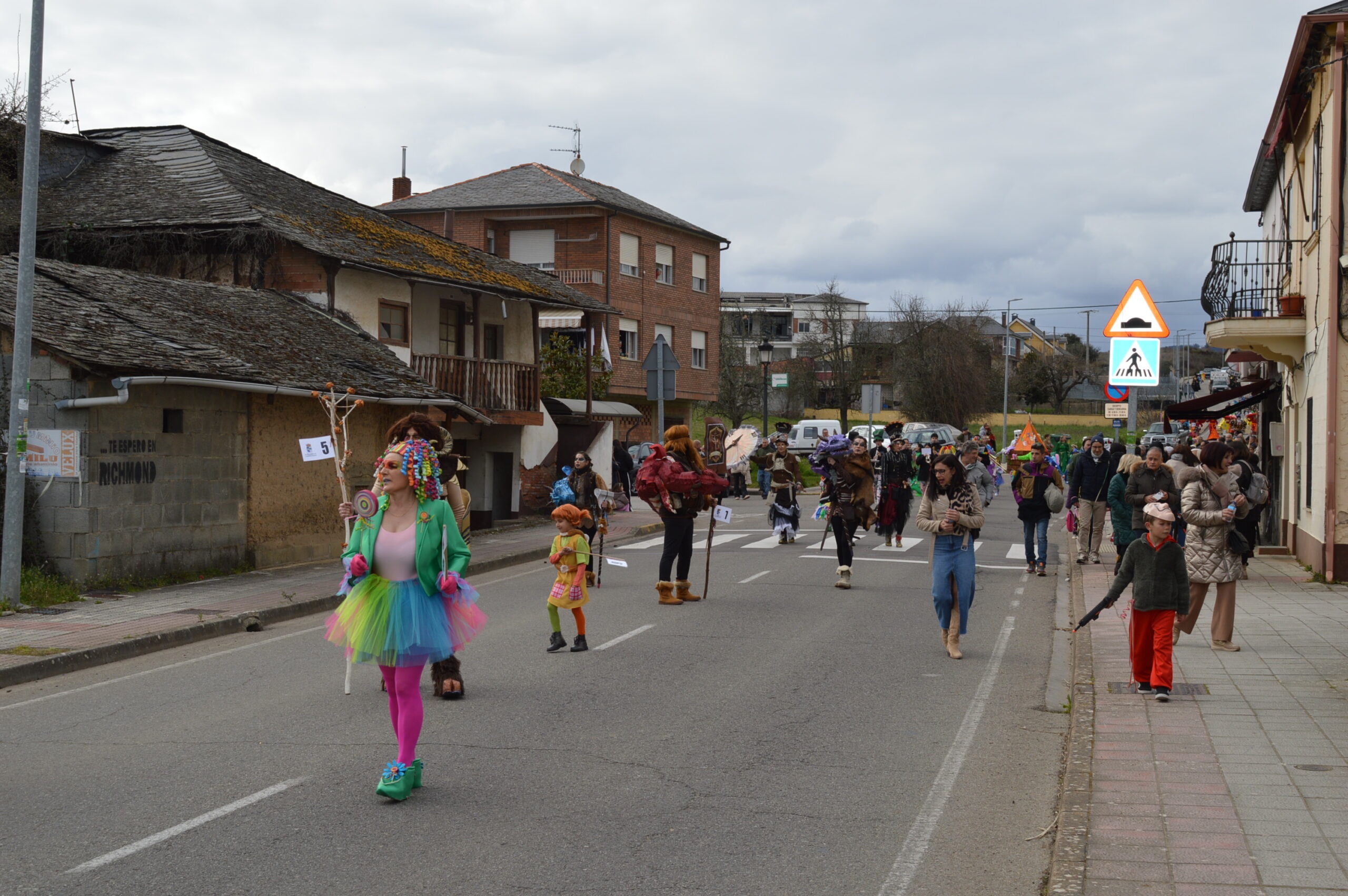 Carnaval 2025 en Cabañas Raras. Las ganas de disfrutar del desfile pueden con el frío 62