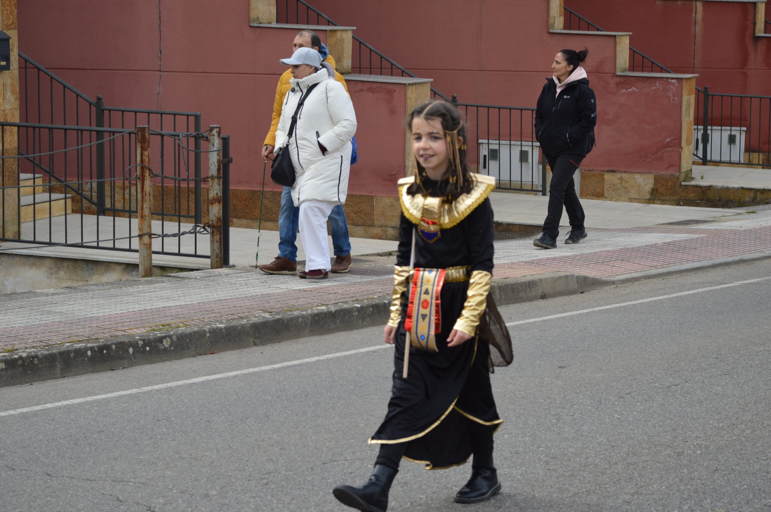 Carnaval 2025 en Cabañas Raras. Las ganas de disfrutar del desfile pueden con el frío 3