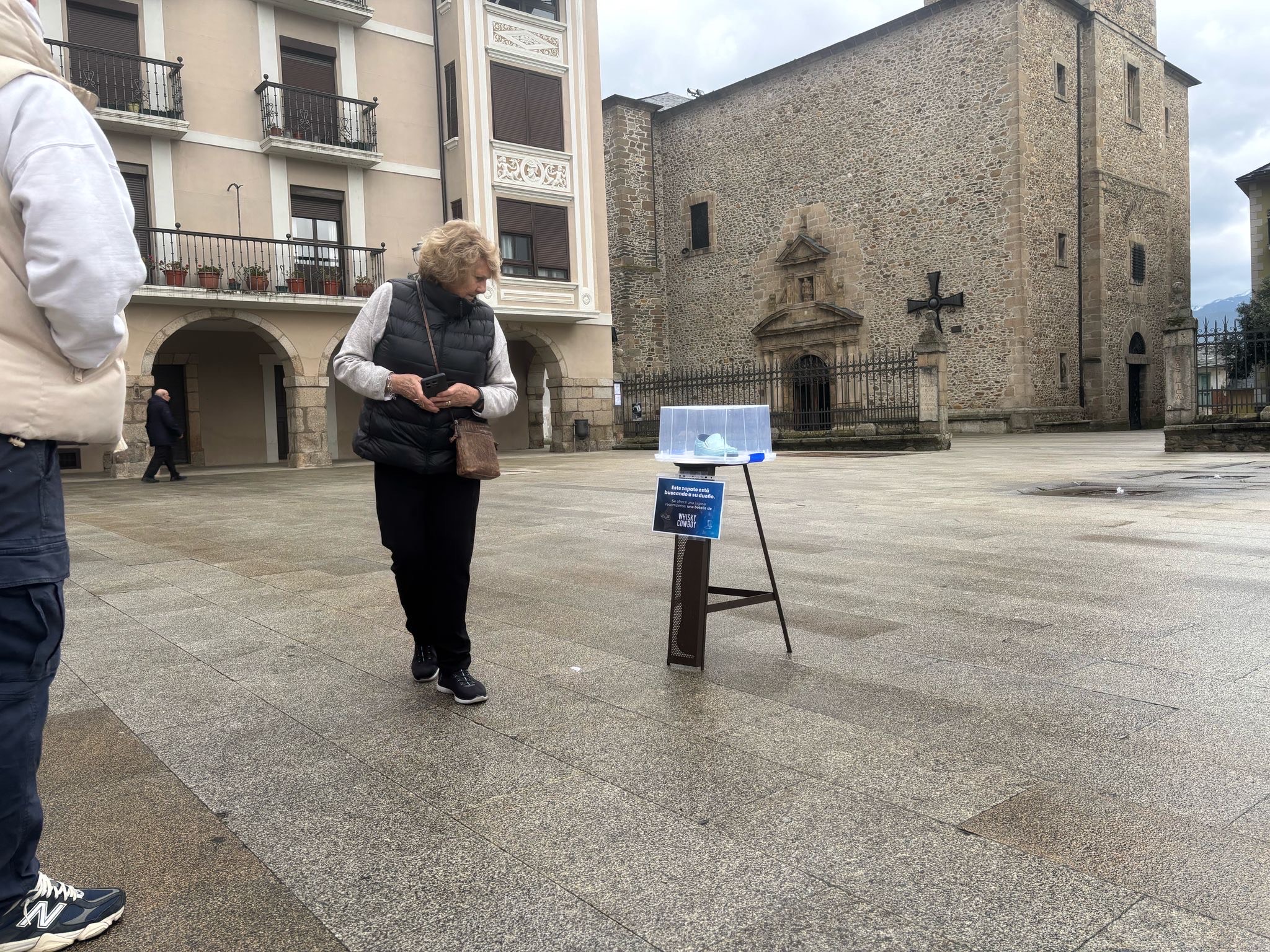 Un misterioso zapato azul en la Plaza de la Encina desata la curiosidad y el asombro de los viandantes 2