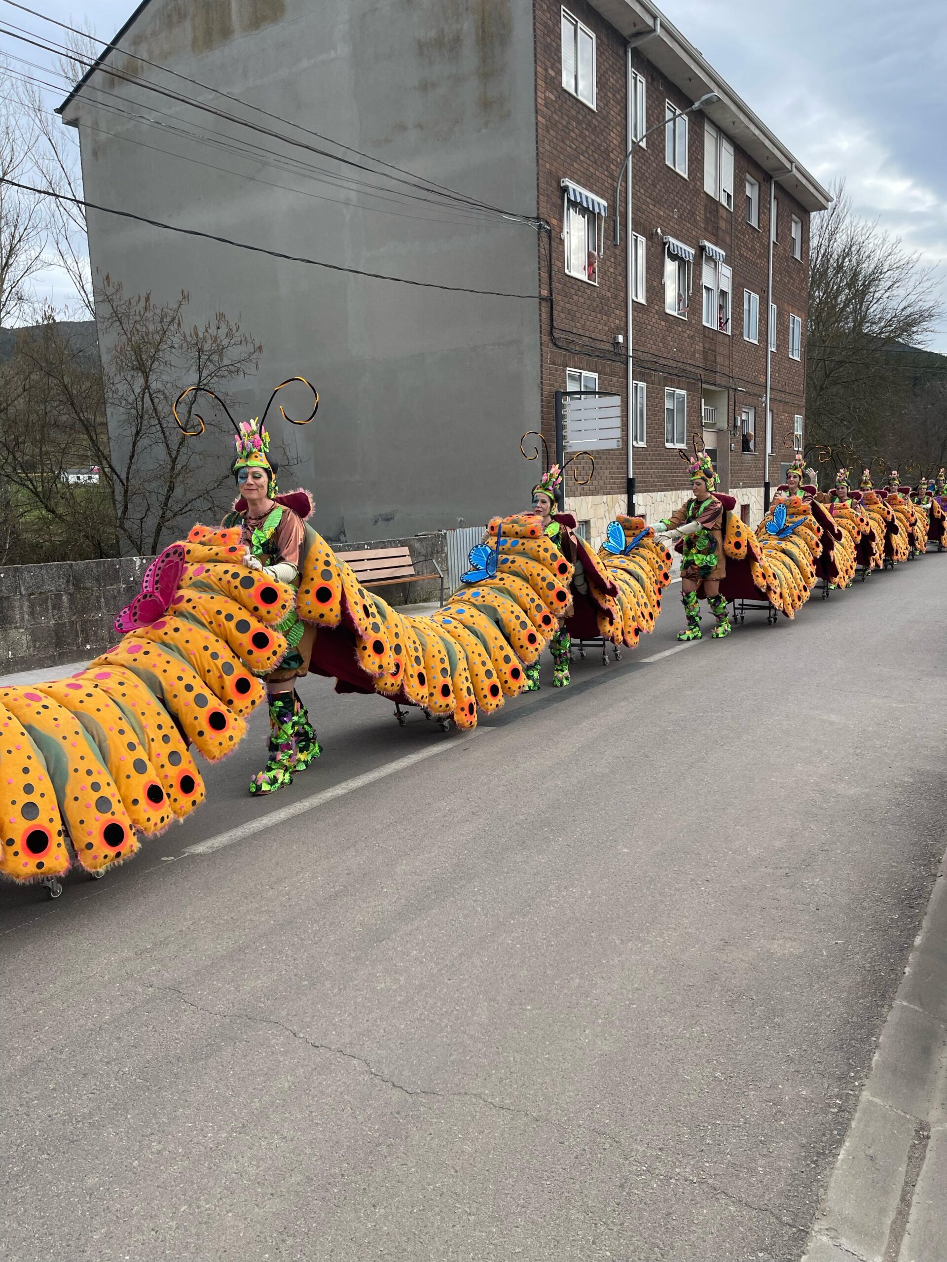 FOTOS | Vega de Espinareda disfruta de su colorido domingo de Carnaval 2