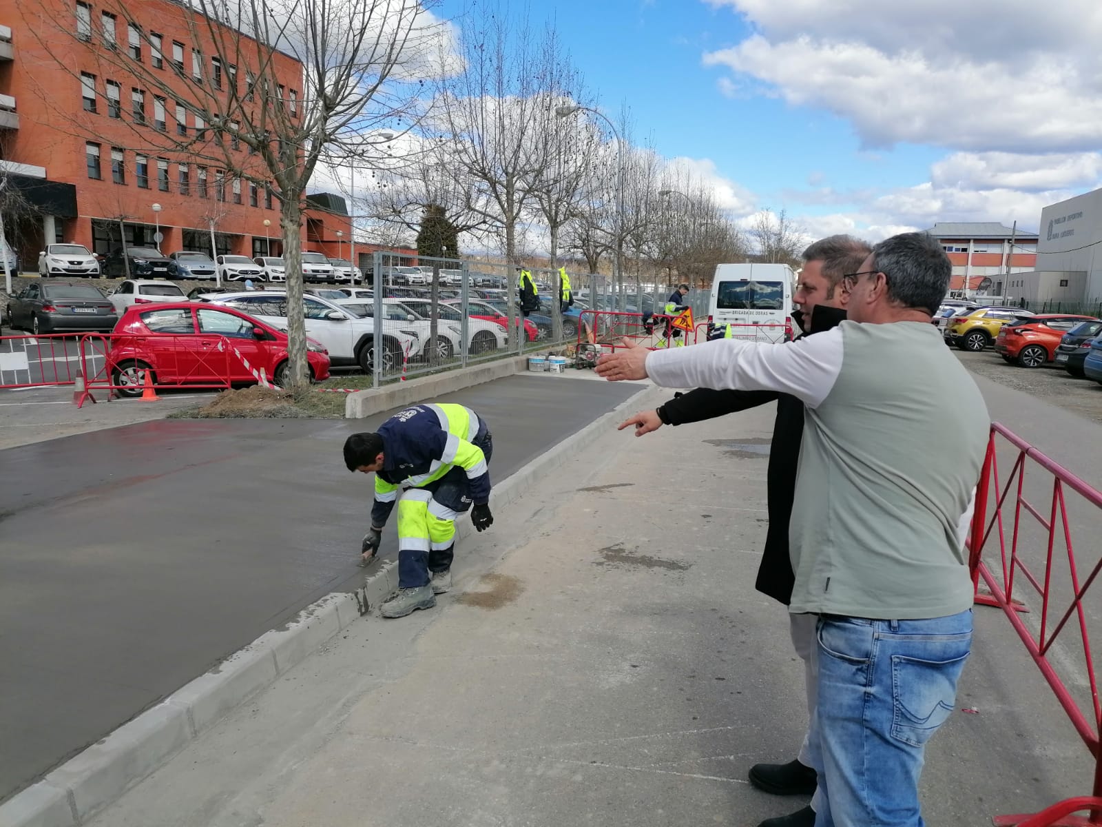 La Brigada de Obras de Ponferrada mejora el acceso al Hospital El Bierzo 1