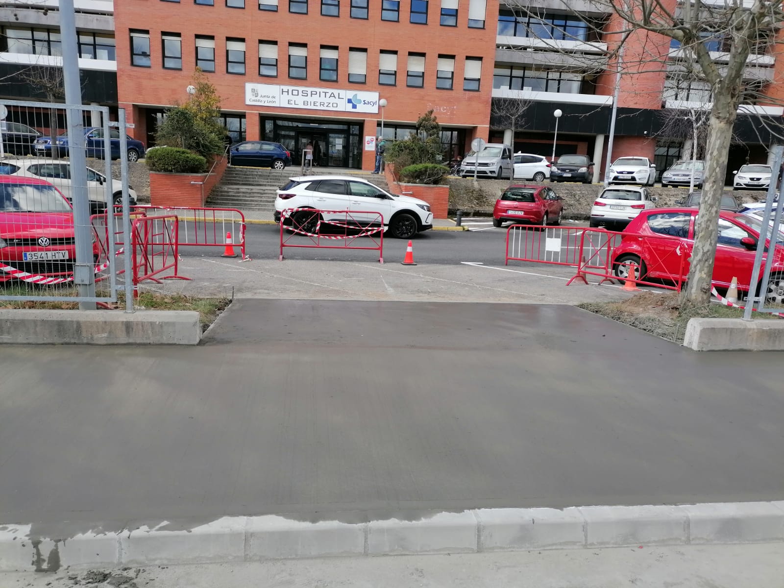 La Brigada de Obras de Ponferrada mejora el acceso al Hospital El Bierzo 2