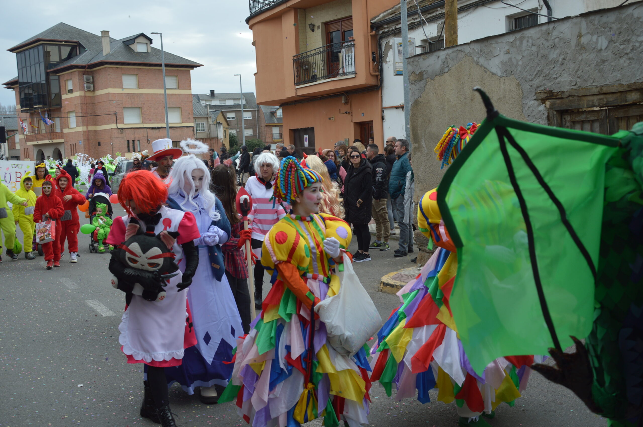 FOTOS | Camponaraya se llena en Carnaval de astronautas, DJs, monjas, navajas suizas y una multitud de disfraces 20