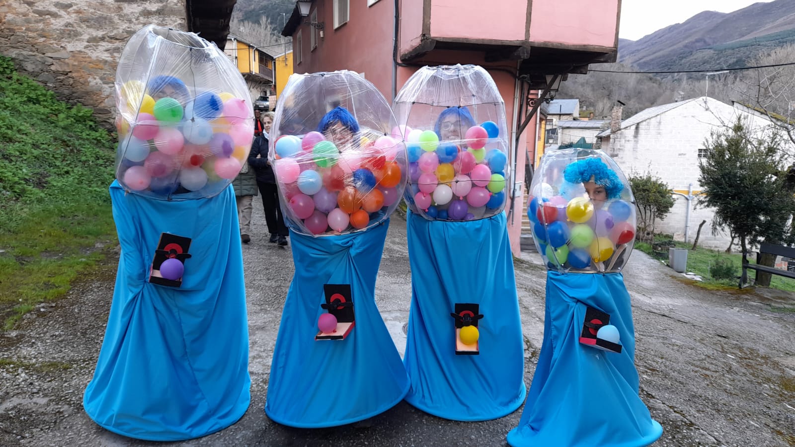 El Carnaval saca a la calle a los vecinos de Villanueva de Valdueza 4