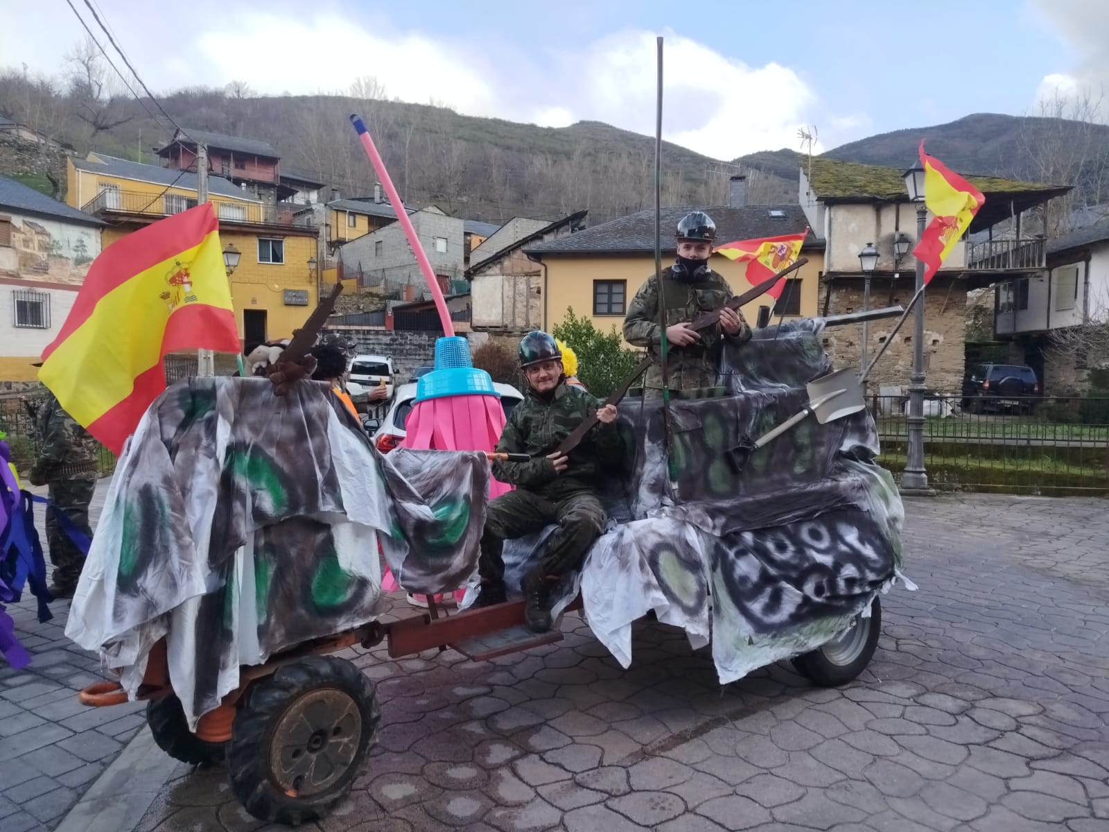 El Carnaval saca a la calle a los vecinos de Villanueva de Valdueza 10