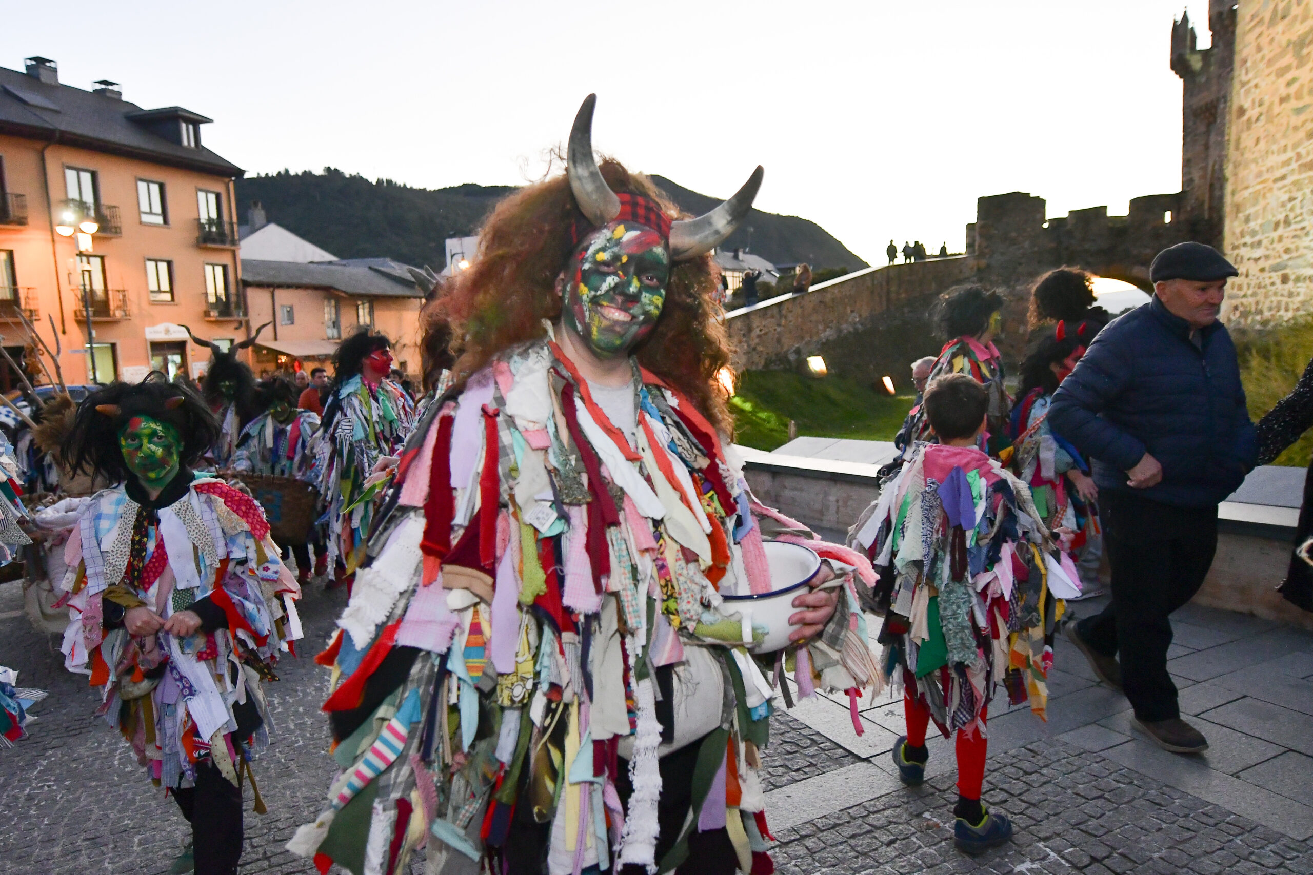 El Entroido Berciano recupera su espacio evocando tiempos ancestrales del Carnaval Berciano 5