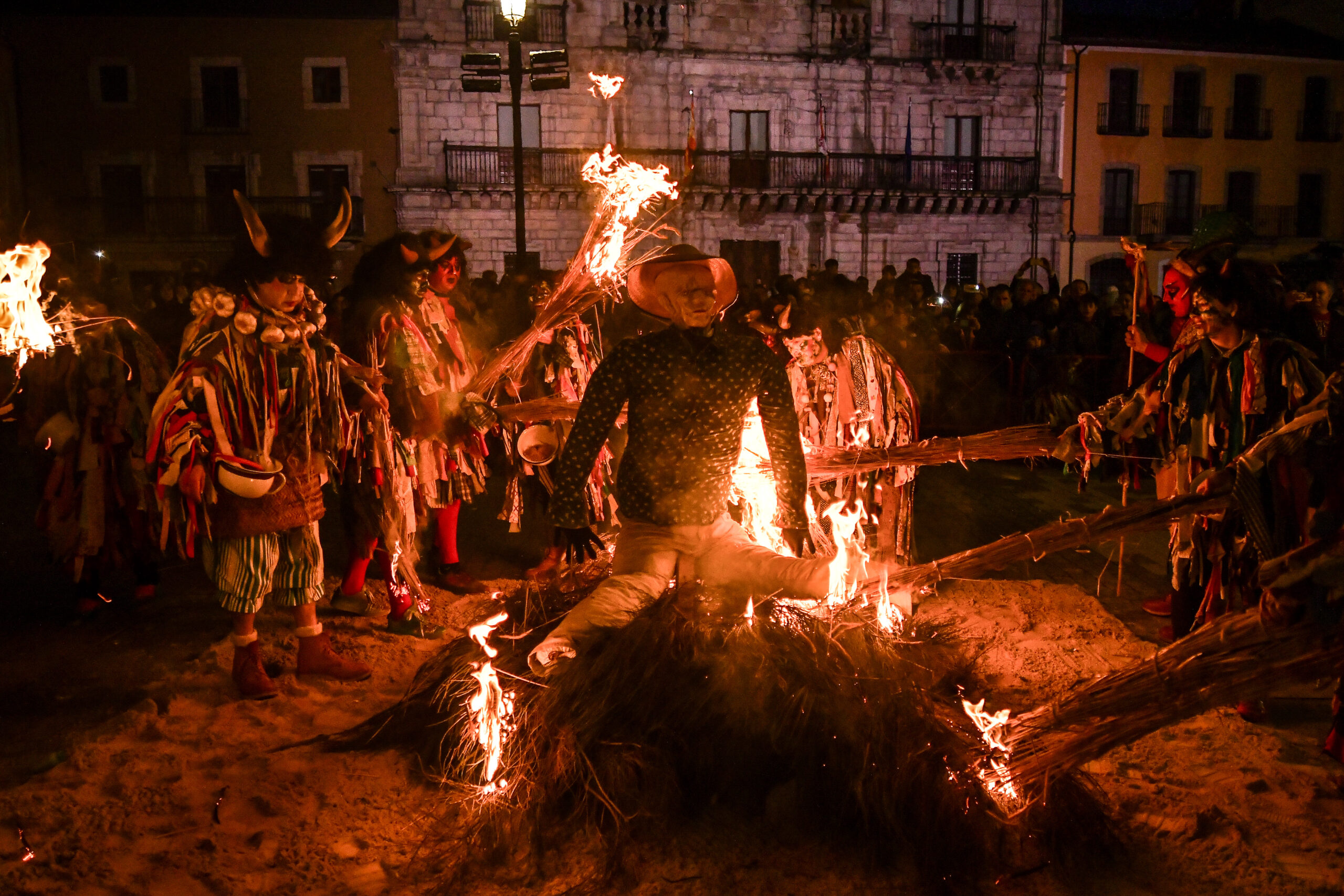 El Entroido Berciano recupera su espacio evocando tiempos ancestrales del Carnaval Berciano 2