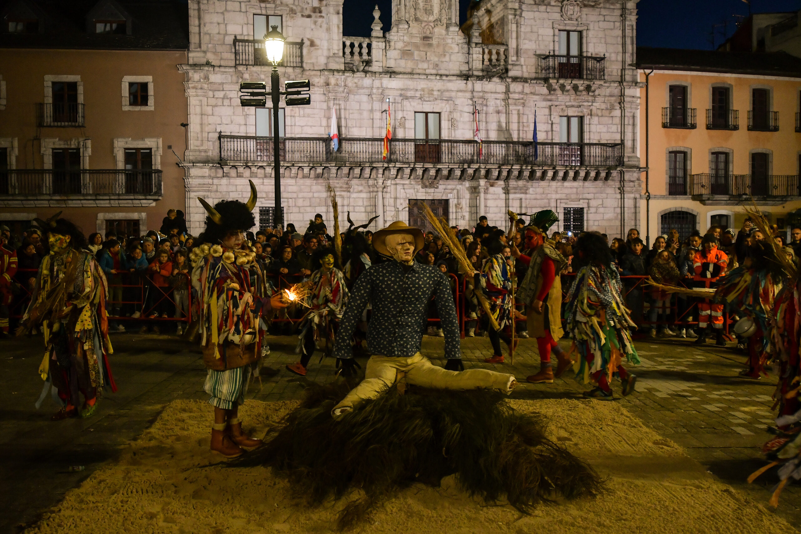 El Entroido Berciano recupera su espacio evocando tiempos ancestrales del Carnaval Berciano 10