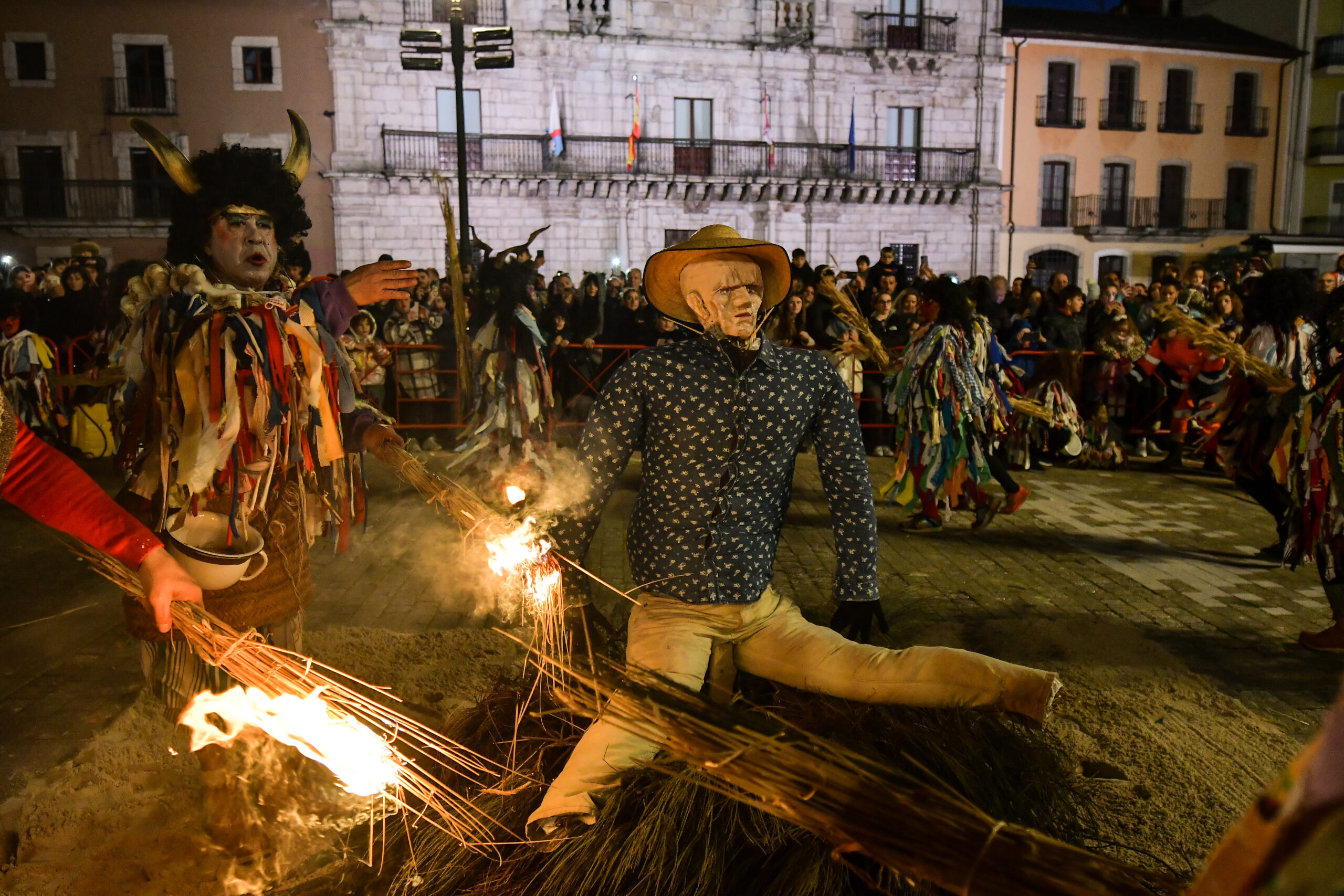 El Entroido Berciano recupera su espacio evocando tiempos ancestrales del Carnaval Berciano 11