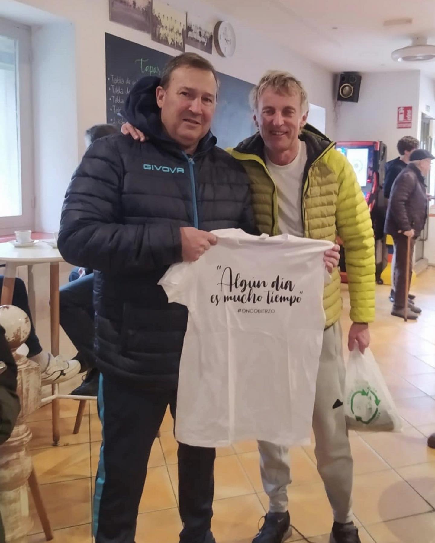 El aventurero Jesús Calleja muestra su apoyo a Oncobierzo en su última aventura... por Villadepalos 2