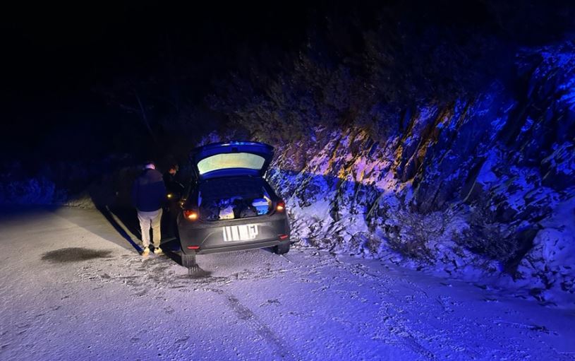 Rescatadas dos personas atrapadas por hielo y nieve en el Alto de la Cruz 1