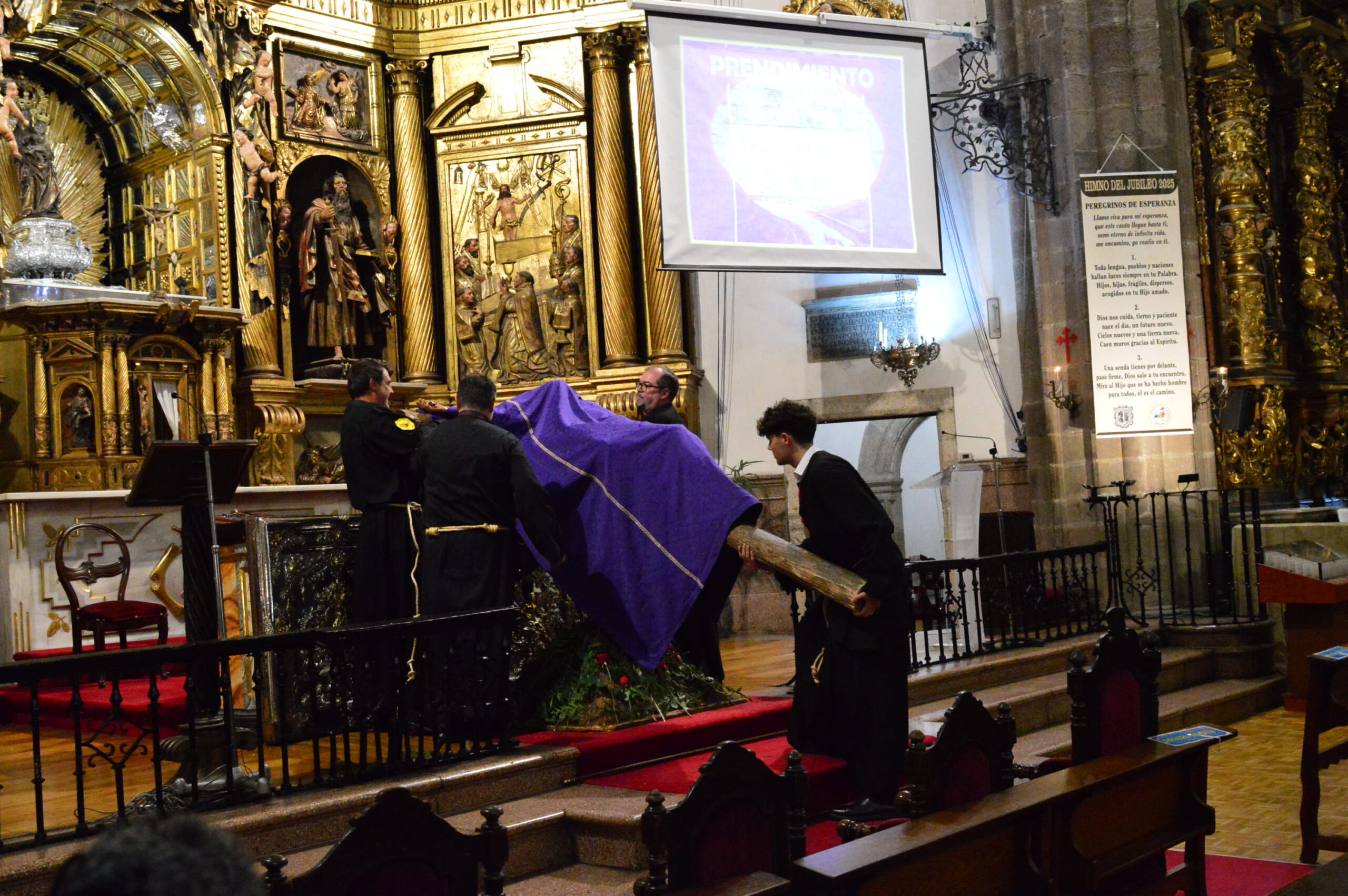 El desenclavo de Cristo se realiza en el interior de la Basílica de La Encina 14